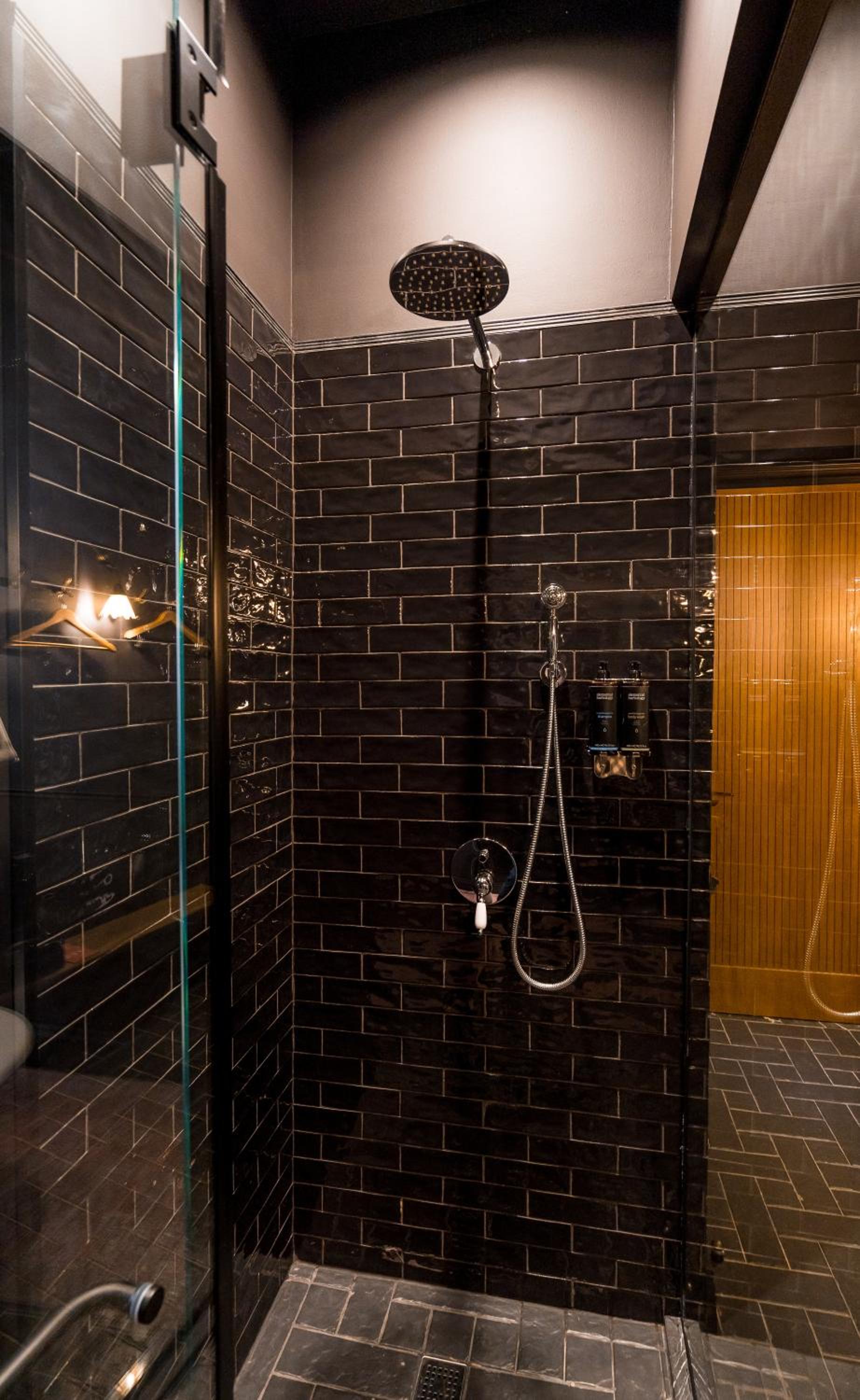 Deluxe Double Room with Bath - Photo 6