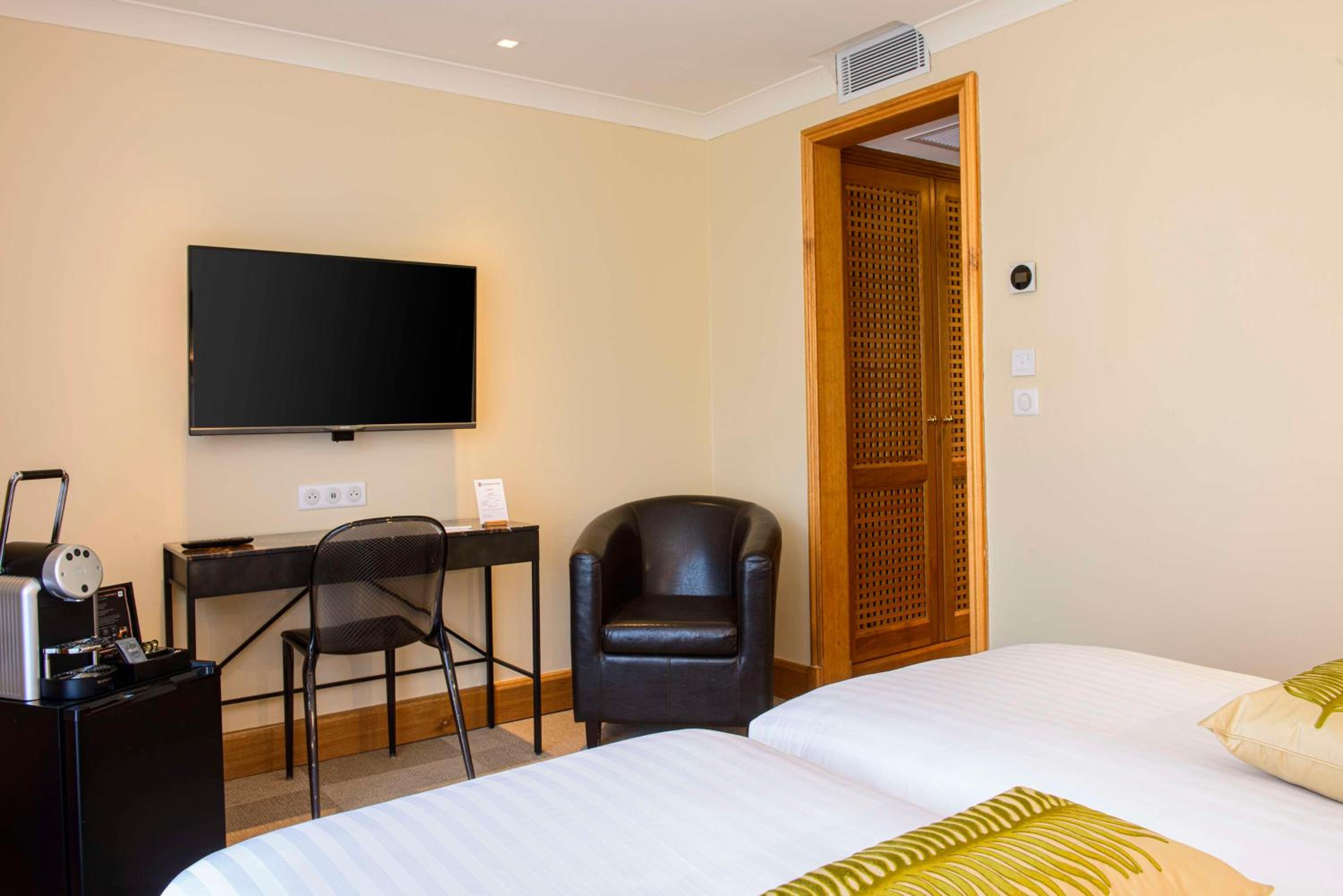 Superior Twin Room with Hill View - Photo 7