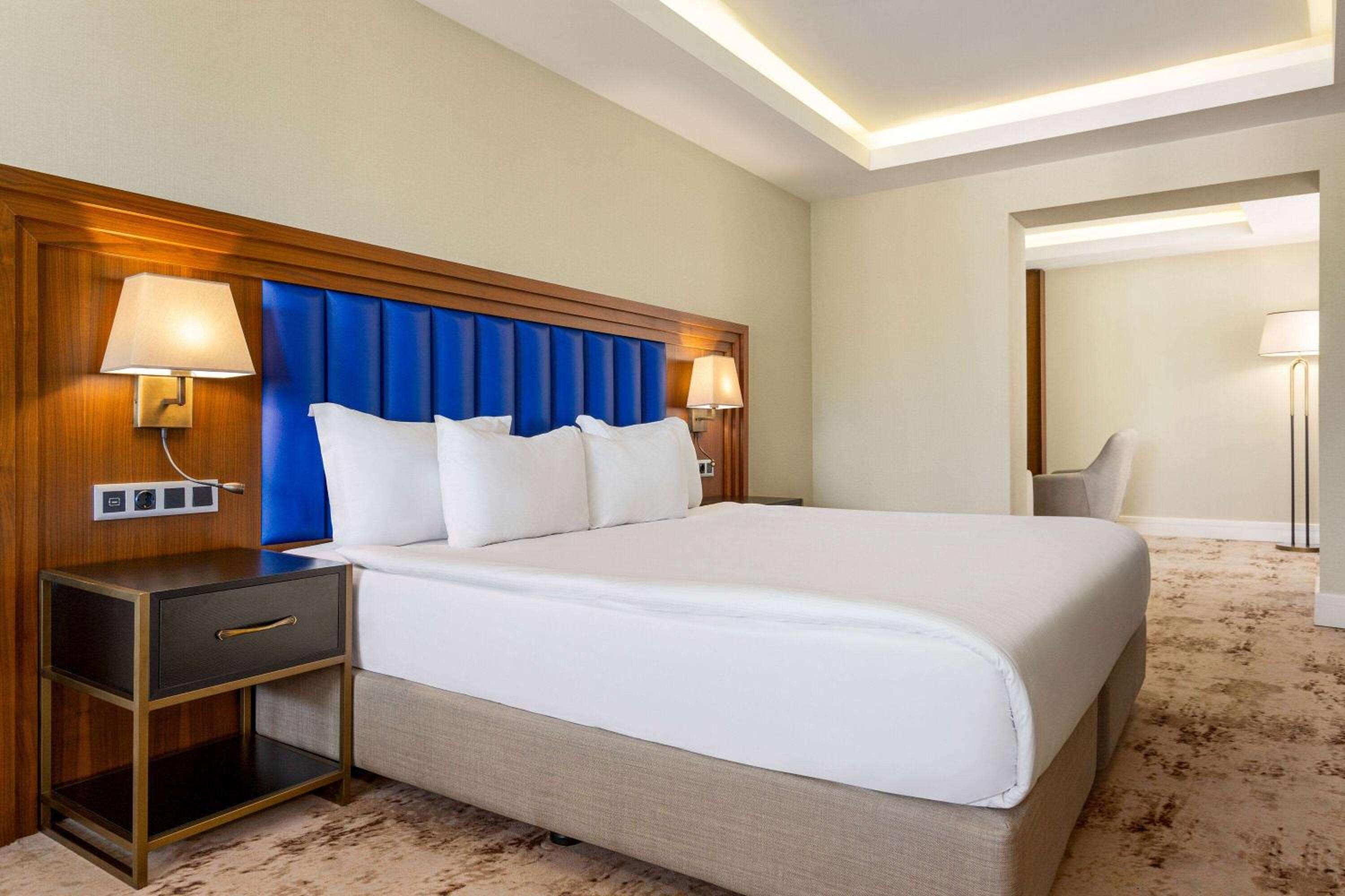 Corner King Suite with Balcony photo 1