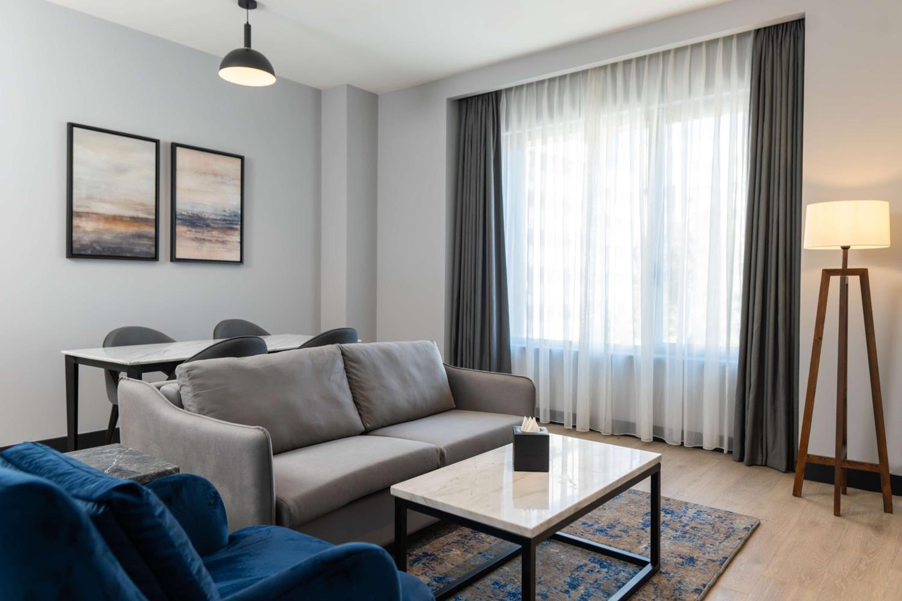 Premium Suite - Photo 13
