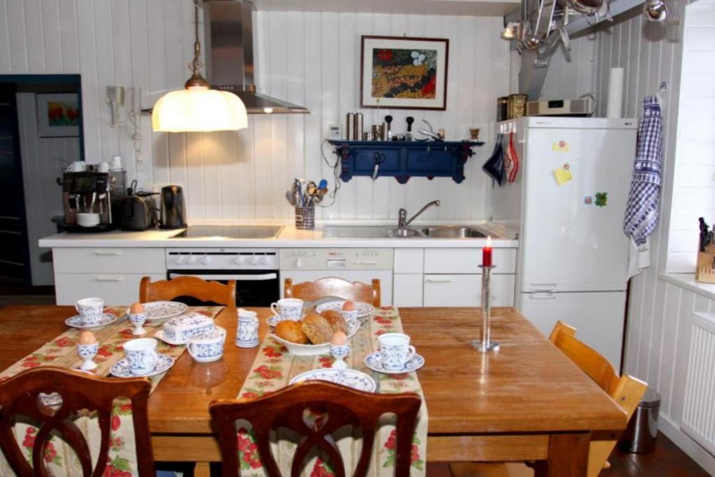 Three-Bedroom House photo 3