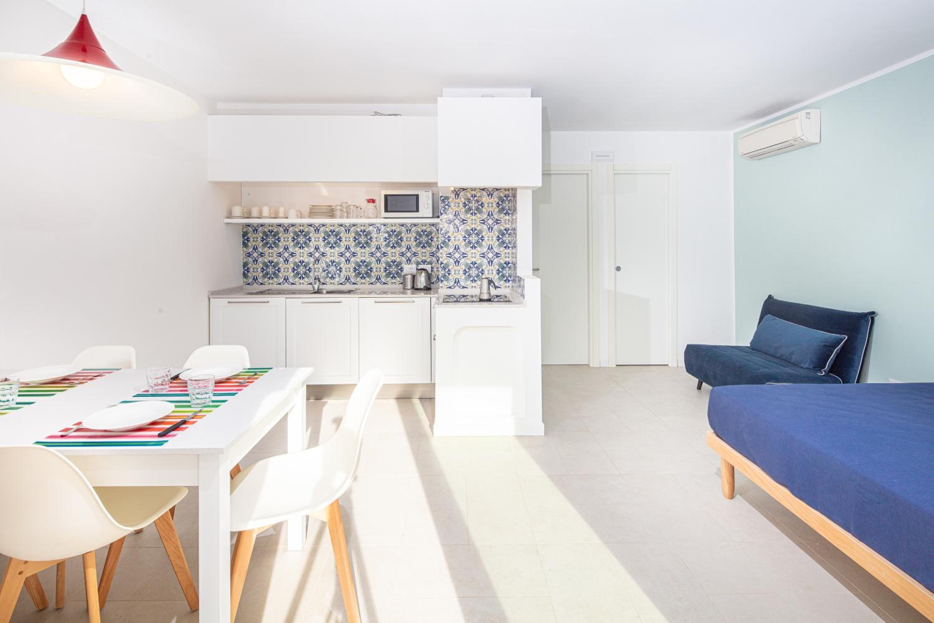 Deluxe Apartment with Private Garden - Photo 9