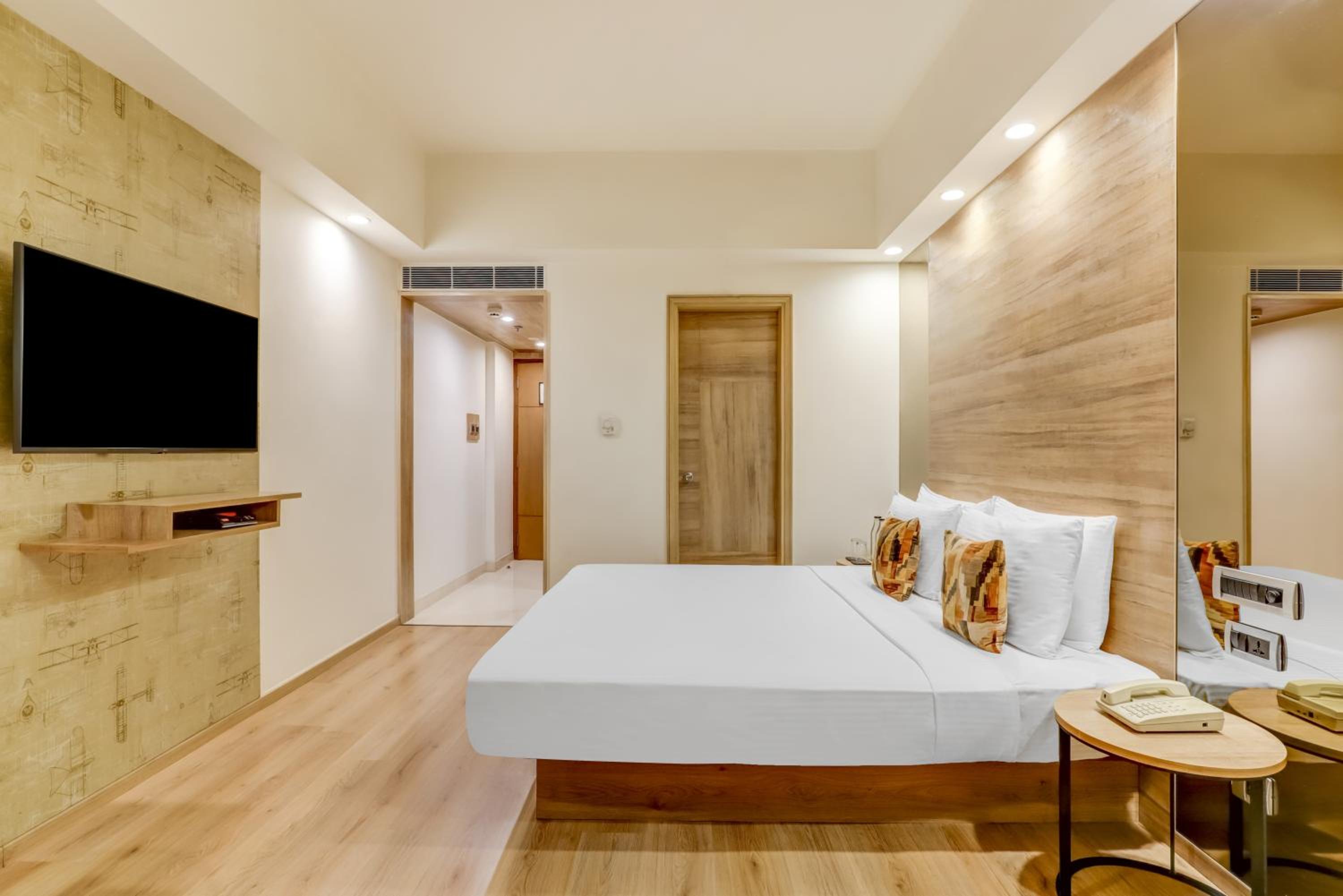 Deluxe Queen Room 15% off on Two-way Airport Transfer   photo 1