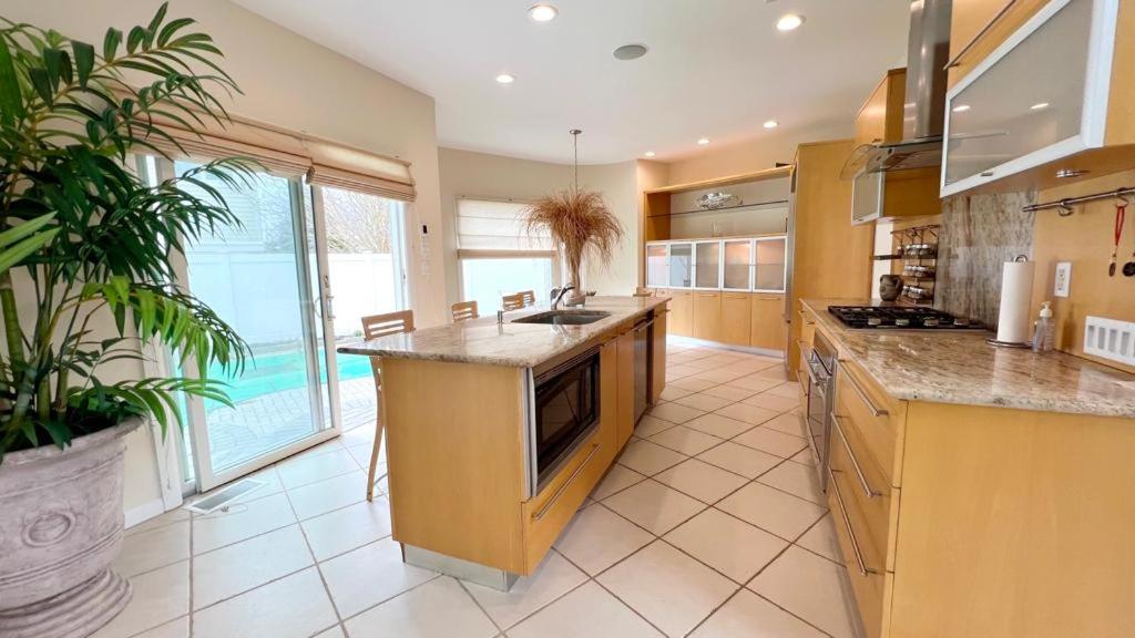 Five-Bedroom House photo 2