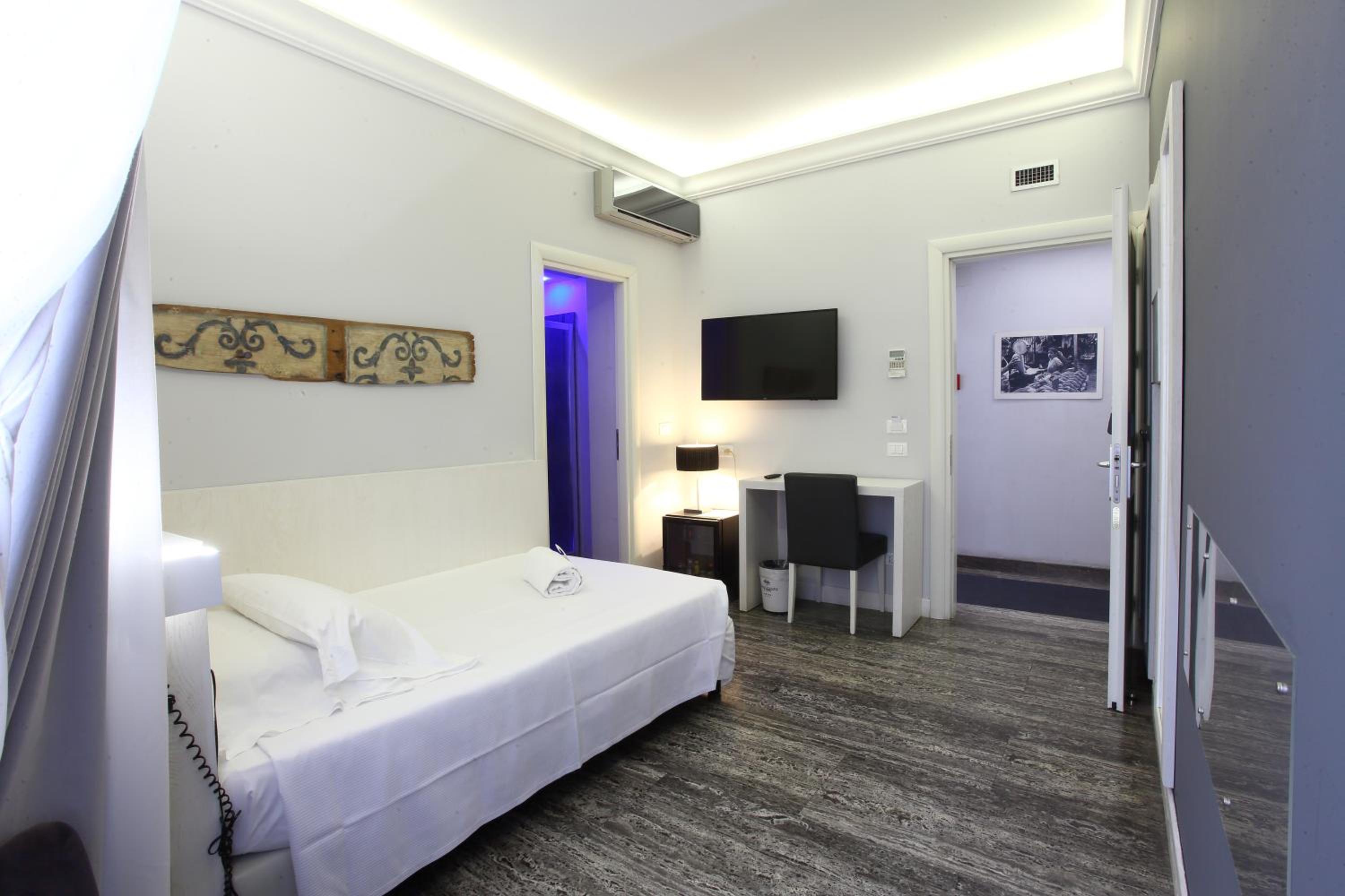 Single Room - Photo 3
