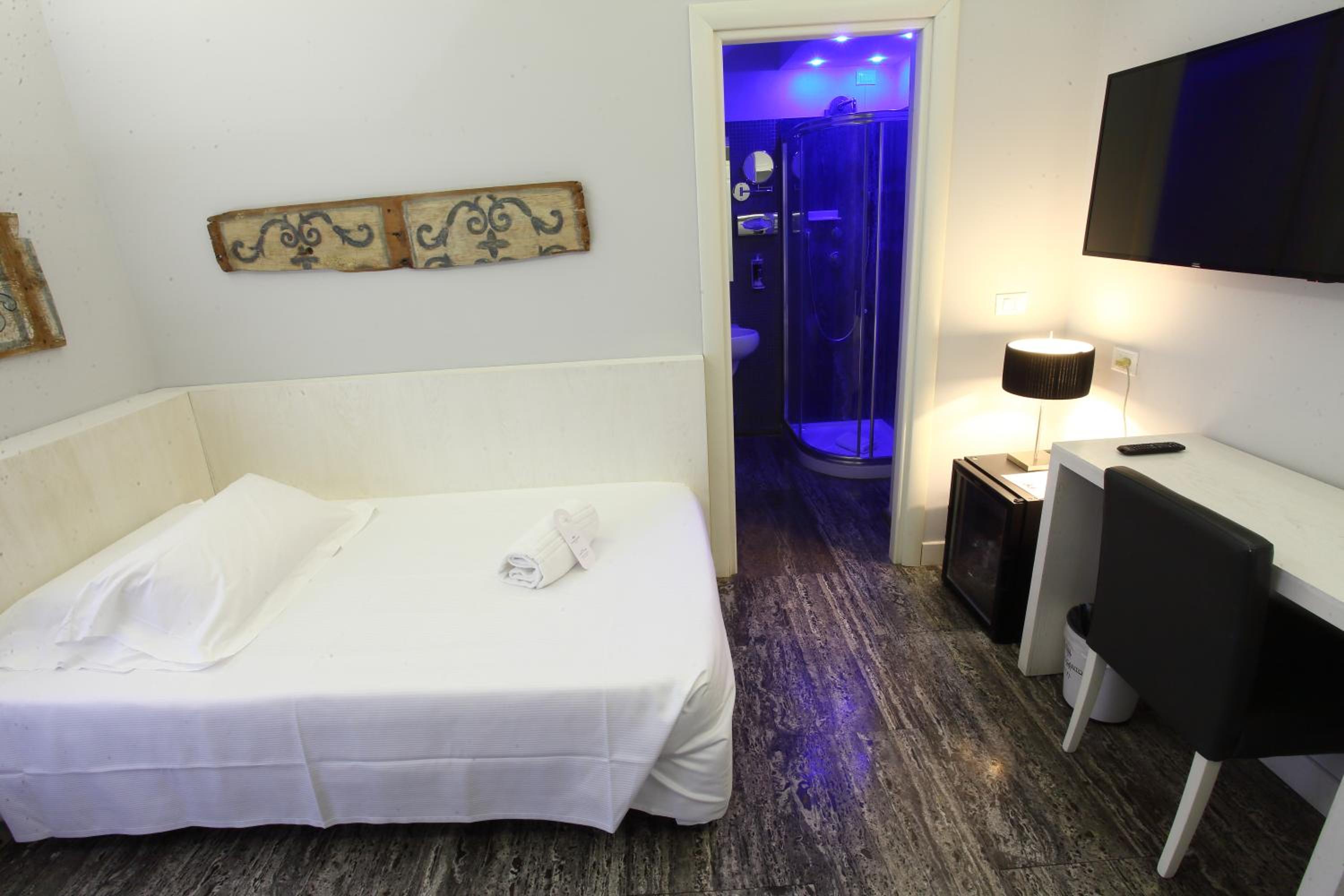 Single Room - Photo 2
