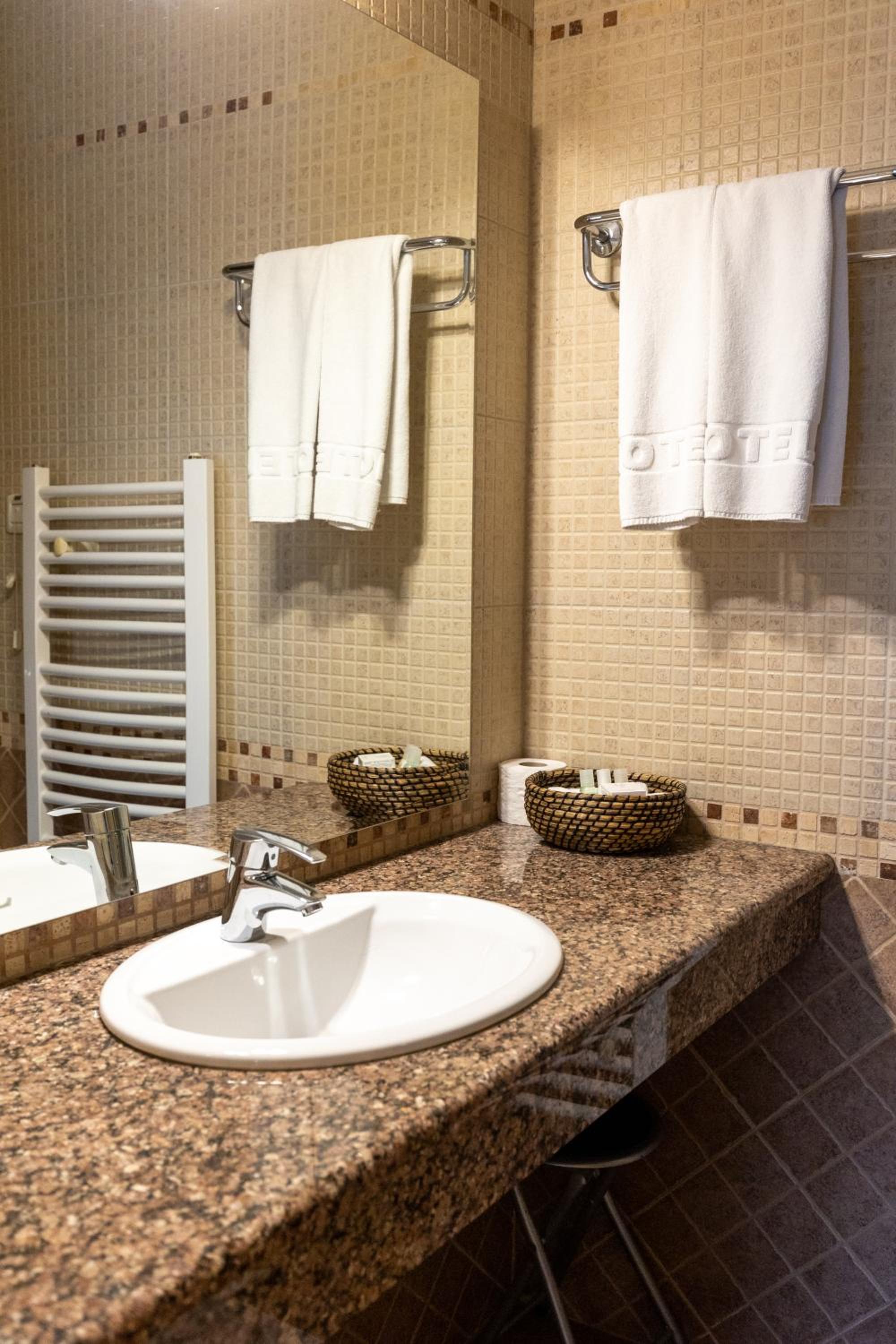 Superior Twin or Double Room - Photo 12