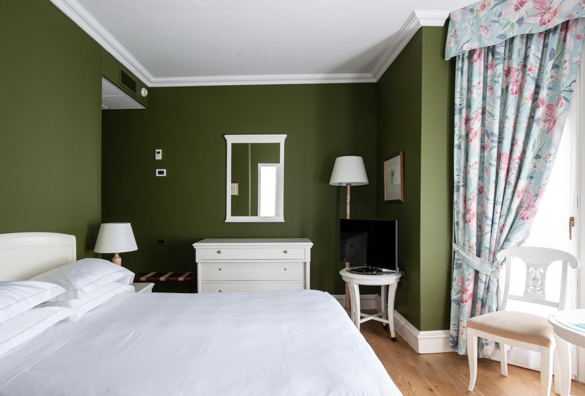 Deluxe Double Room with Balcony - Photo 3