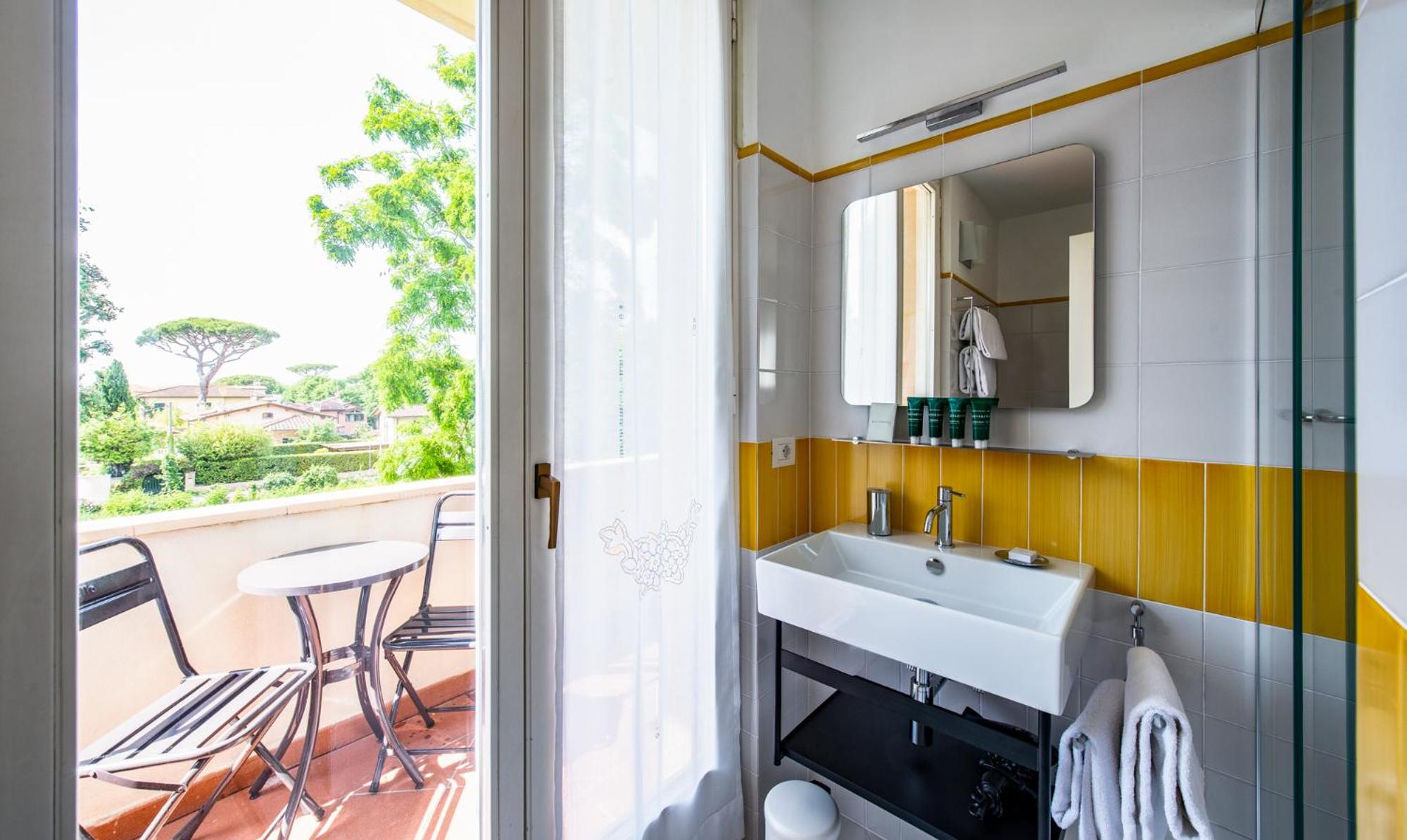 Deluxe Double Room with Balcony - Photo 5