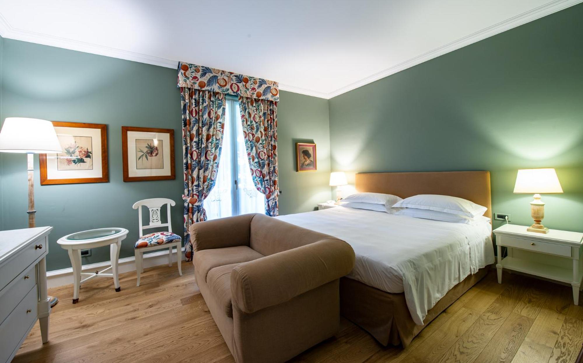Deluxe Double Room with Balcony - Photo 8