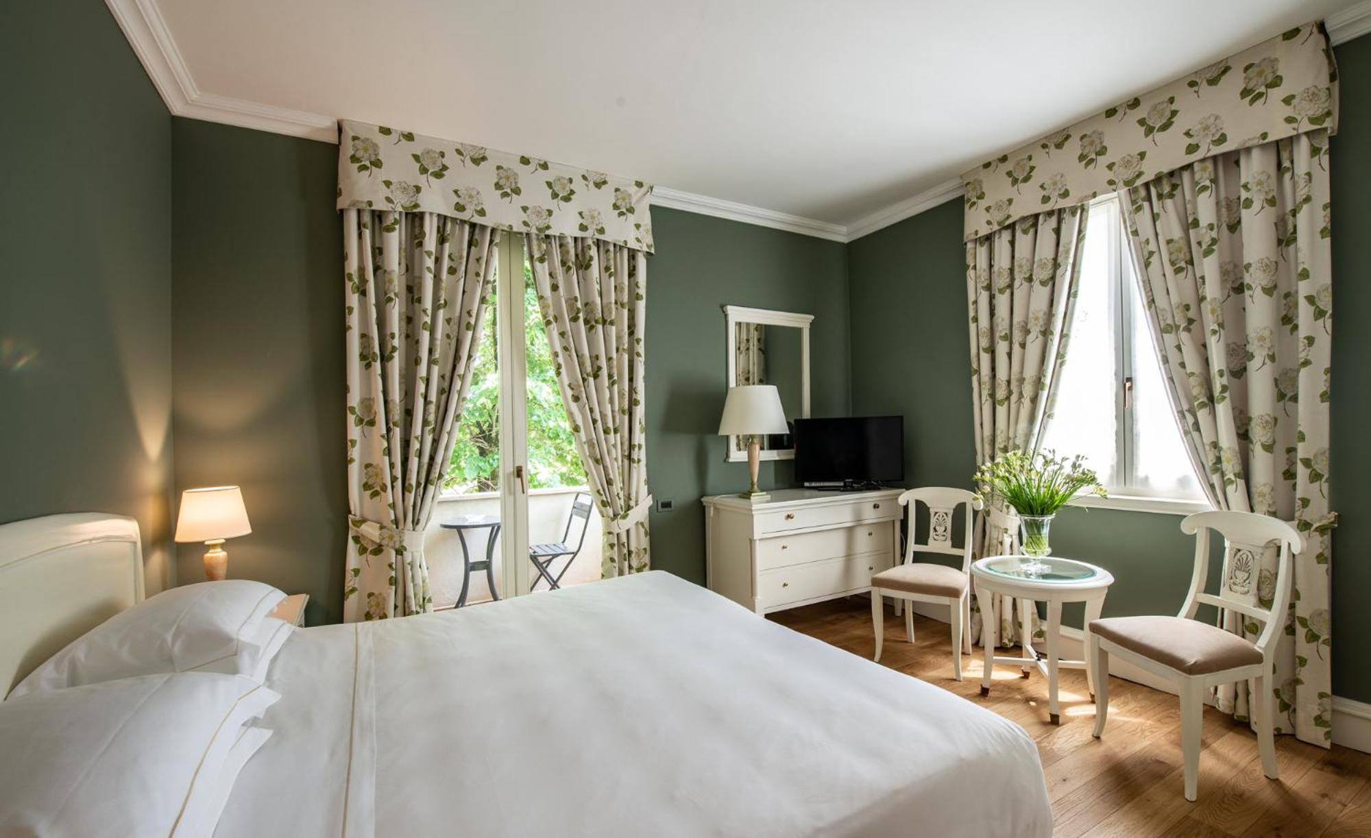 Deluxe Double Room with Balcony - Photo 2