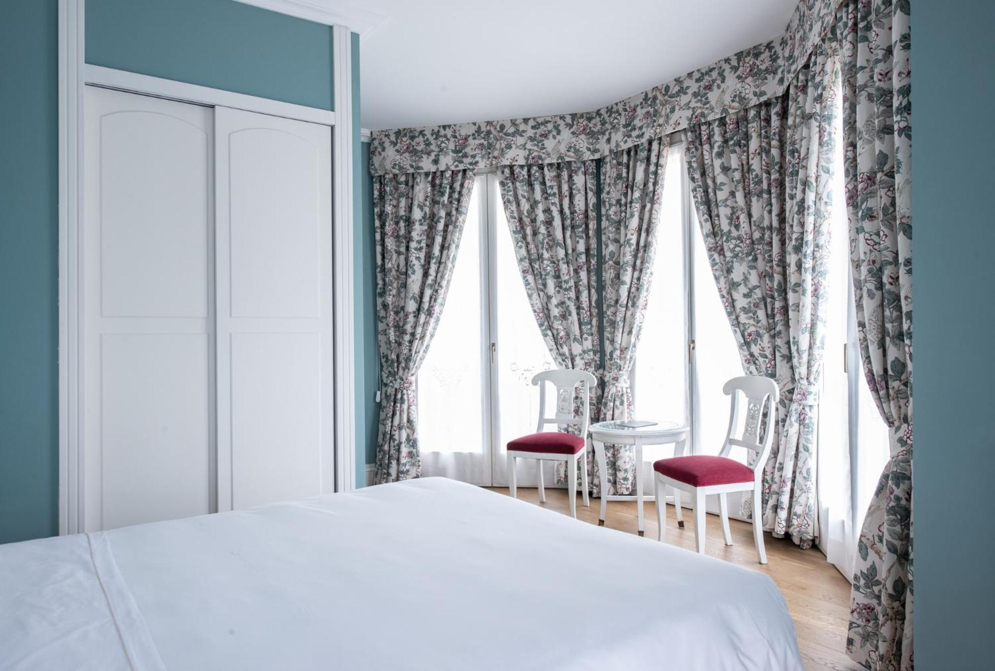 Deluxe Double Room with Balcony - Photo 4