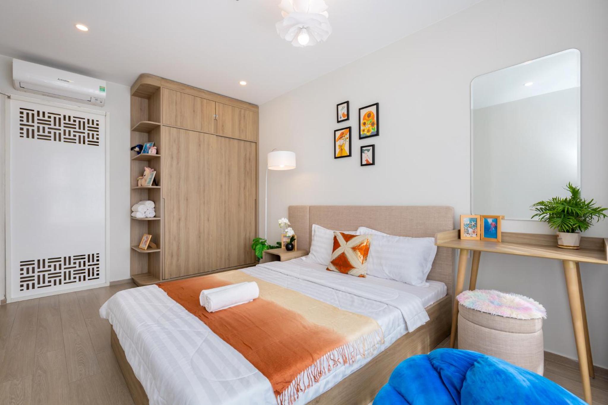 Three-Bedroom Apartment with Sea View - Photo 8