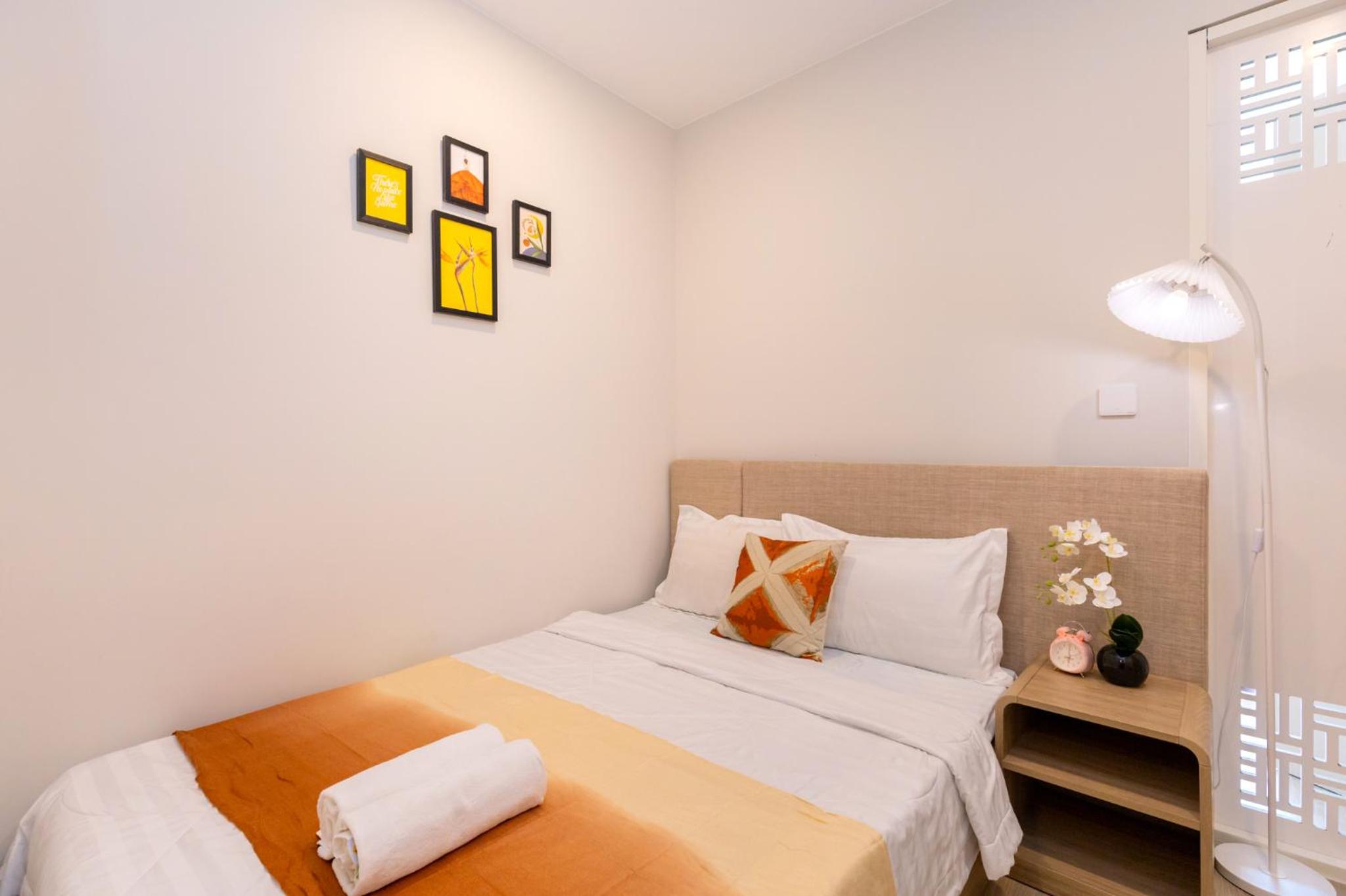Three-Bedroom Apartment with Sea View - Photo 3