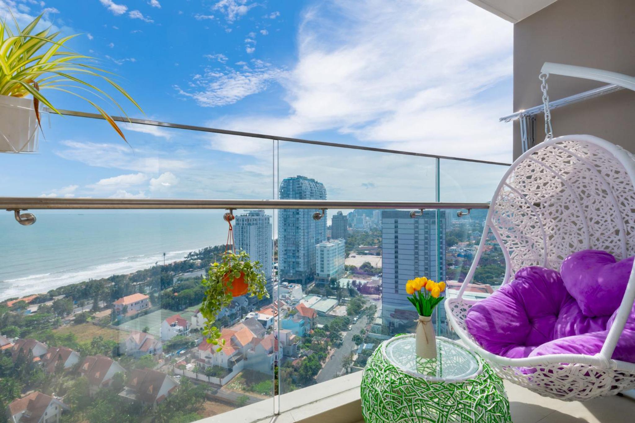 Three-Bedroom Apartment with Sea View - Photo 15
