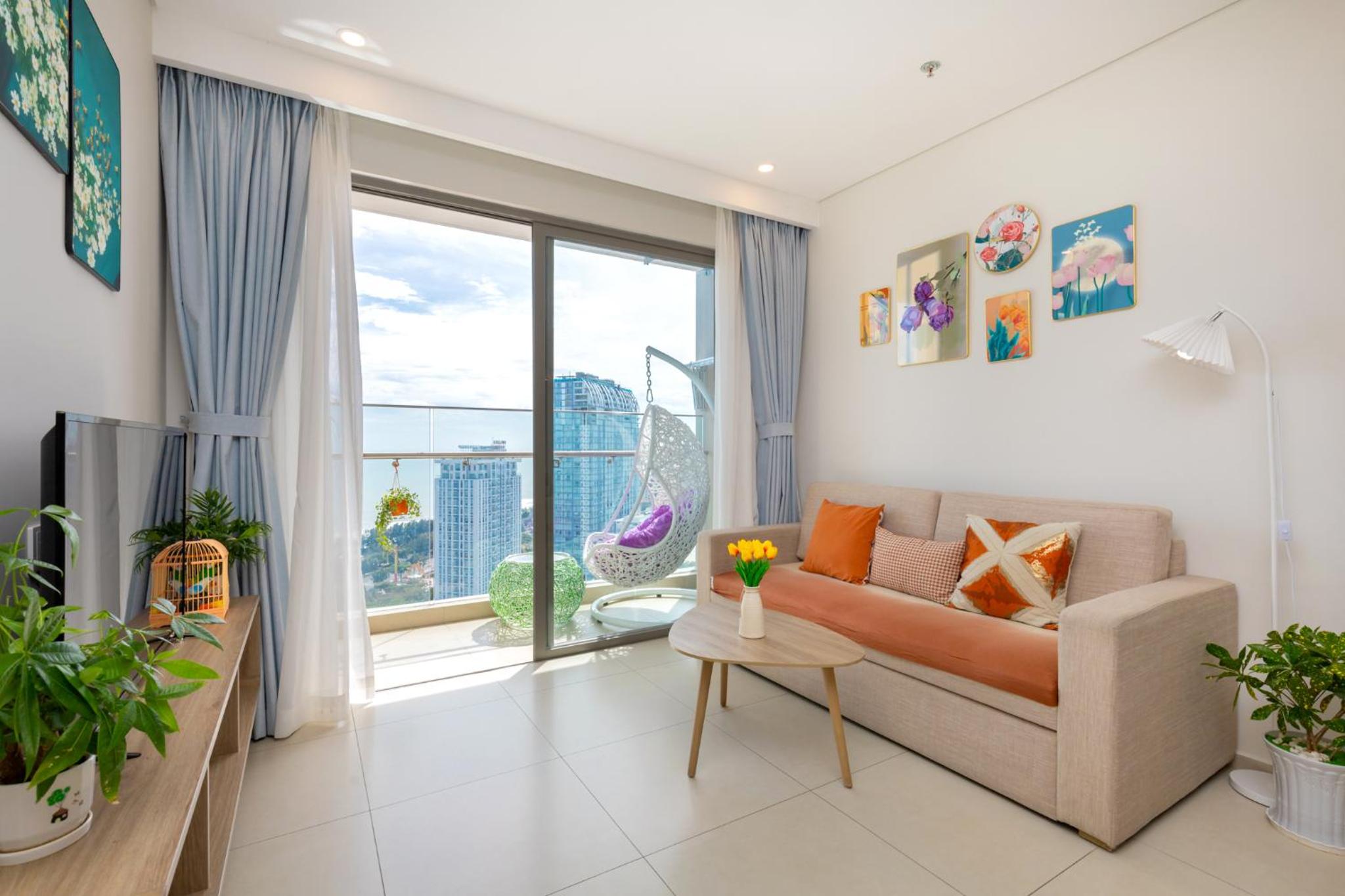 Three-Bedroom Apartment with Sea View - Photo 9