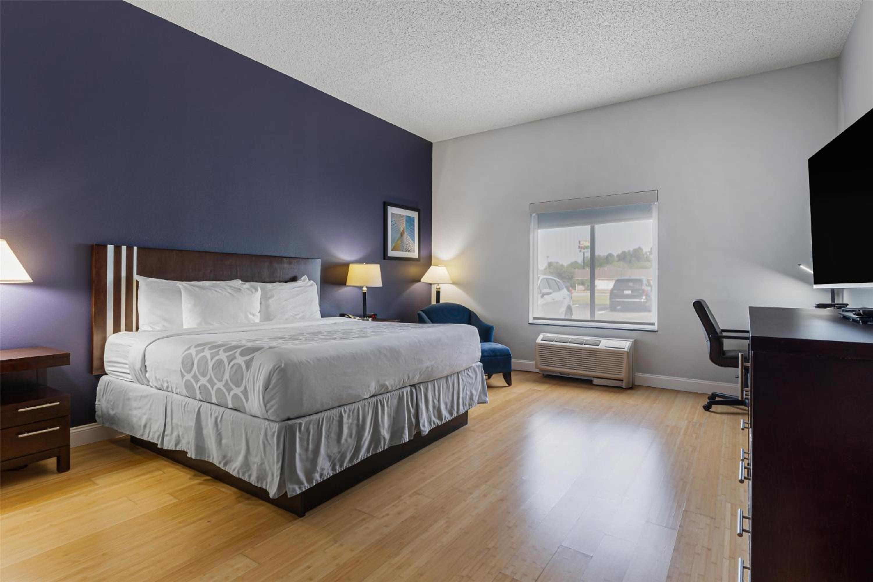 King Room - Mobility Accessible with Bathtub