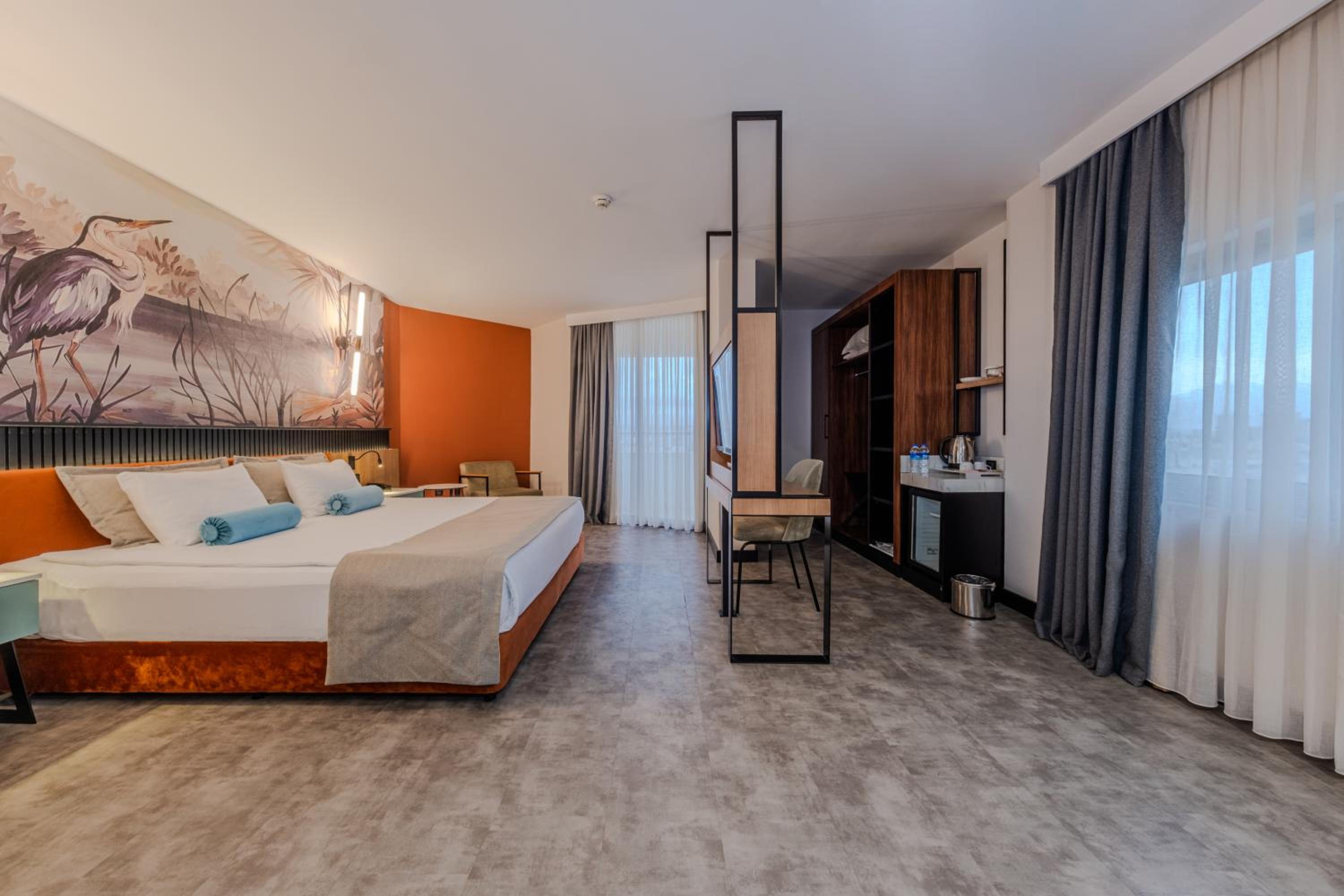 Deluxe King Suite with Sofa Bed - Non-Smoking - Photo 9