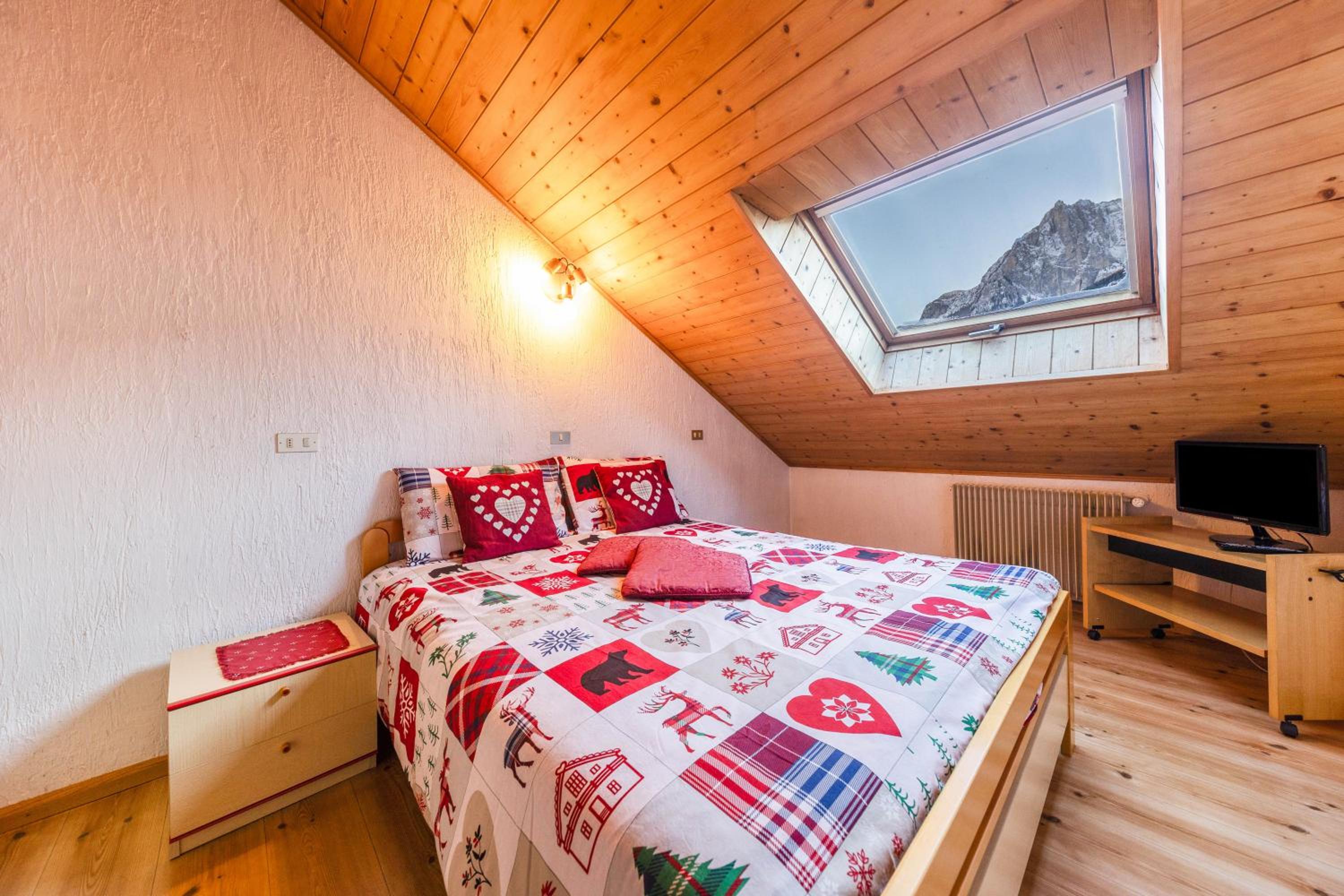 Two-Bedroom Deluxe Apartment with Balcony