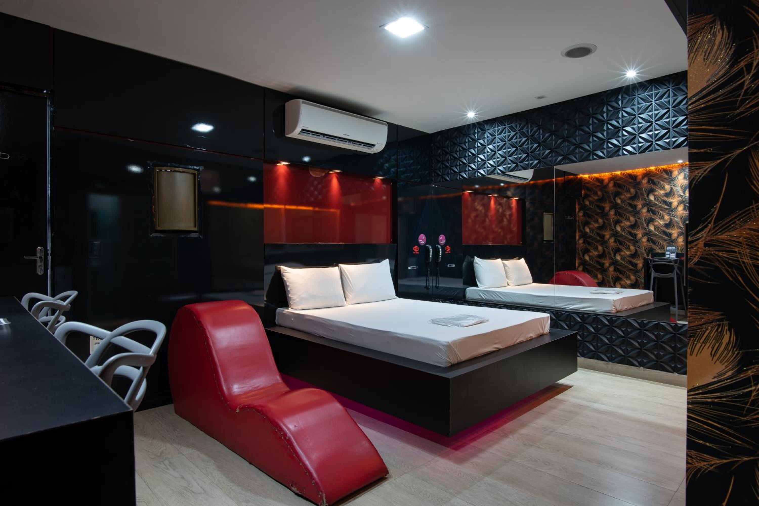 Suite with Hot Tub - Photo 1