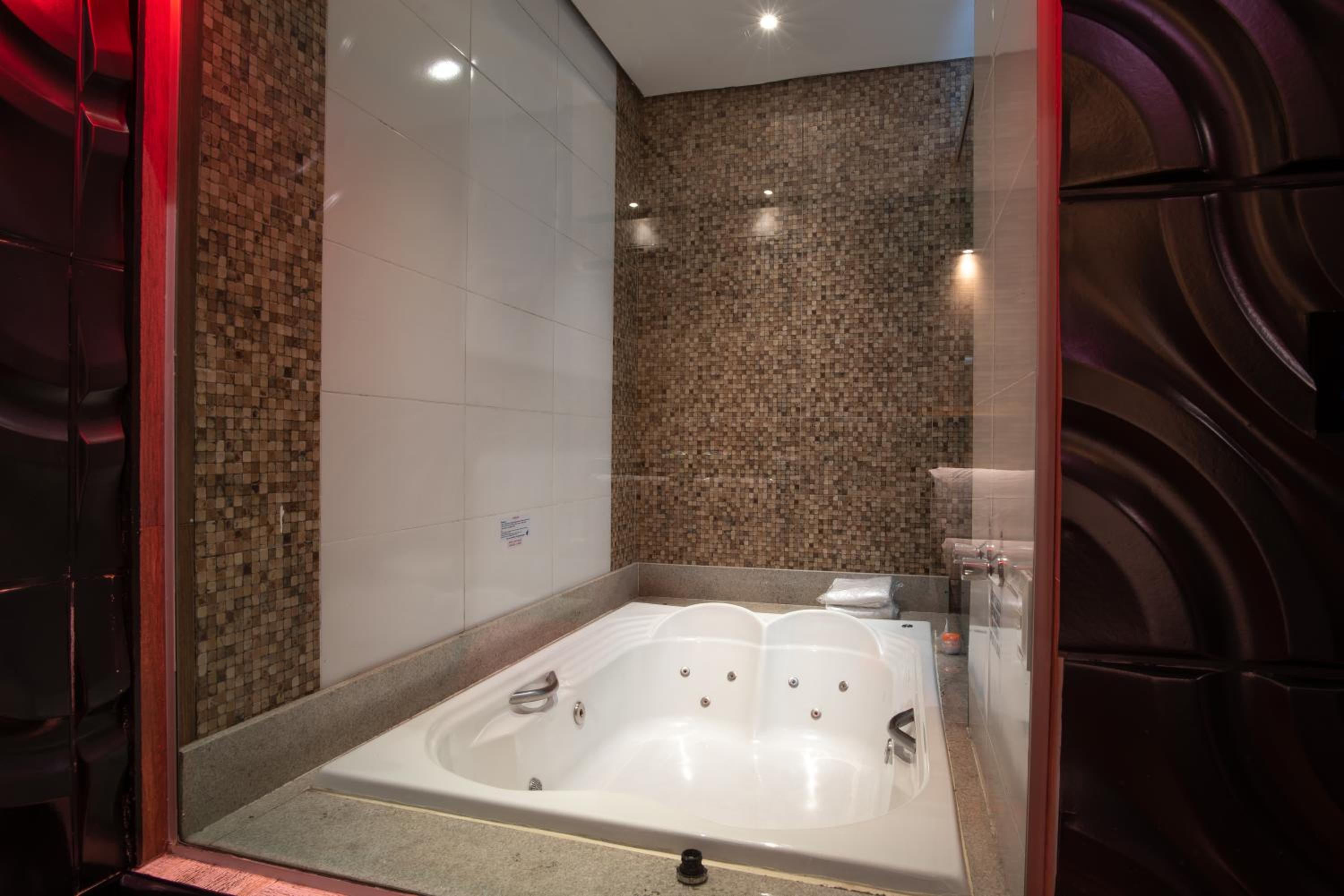 Suite with Hot Tub - Photo 11