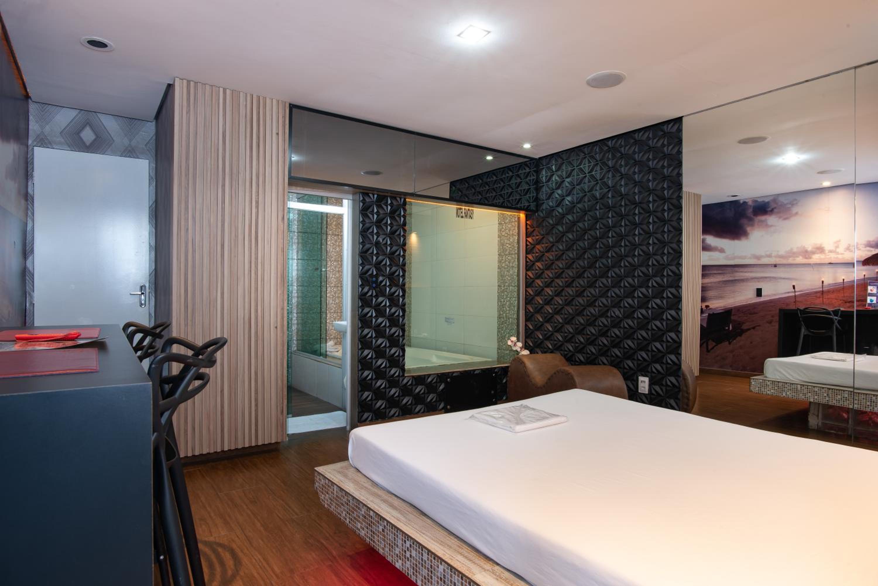 Suite with Hot Tub - Photo 12