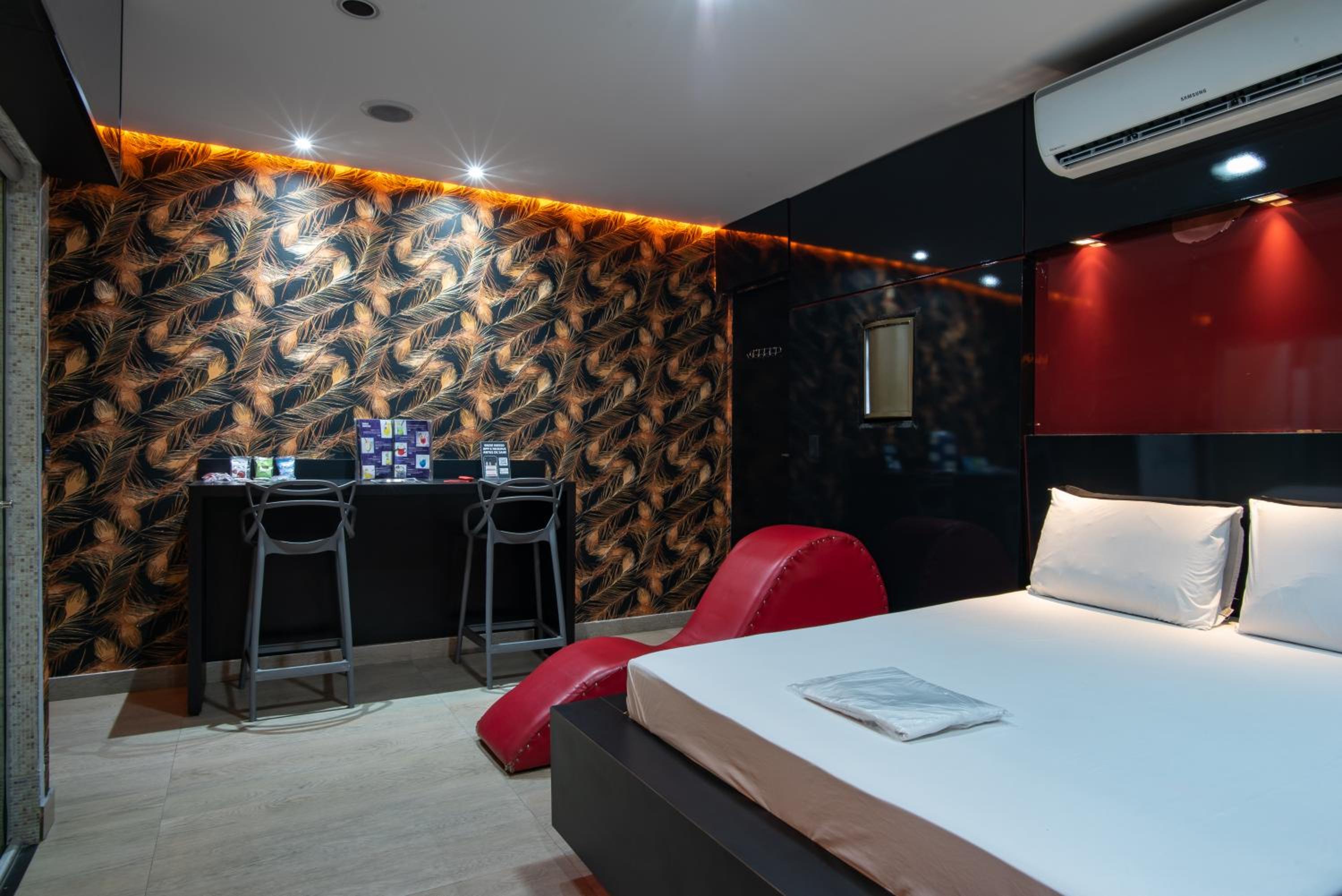 Suite with Hot Tub - Photo 10