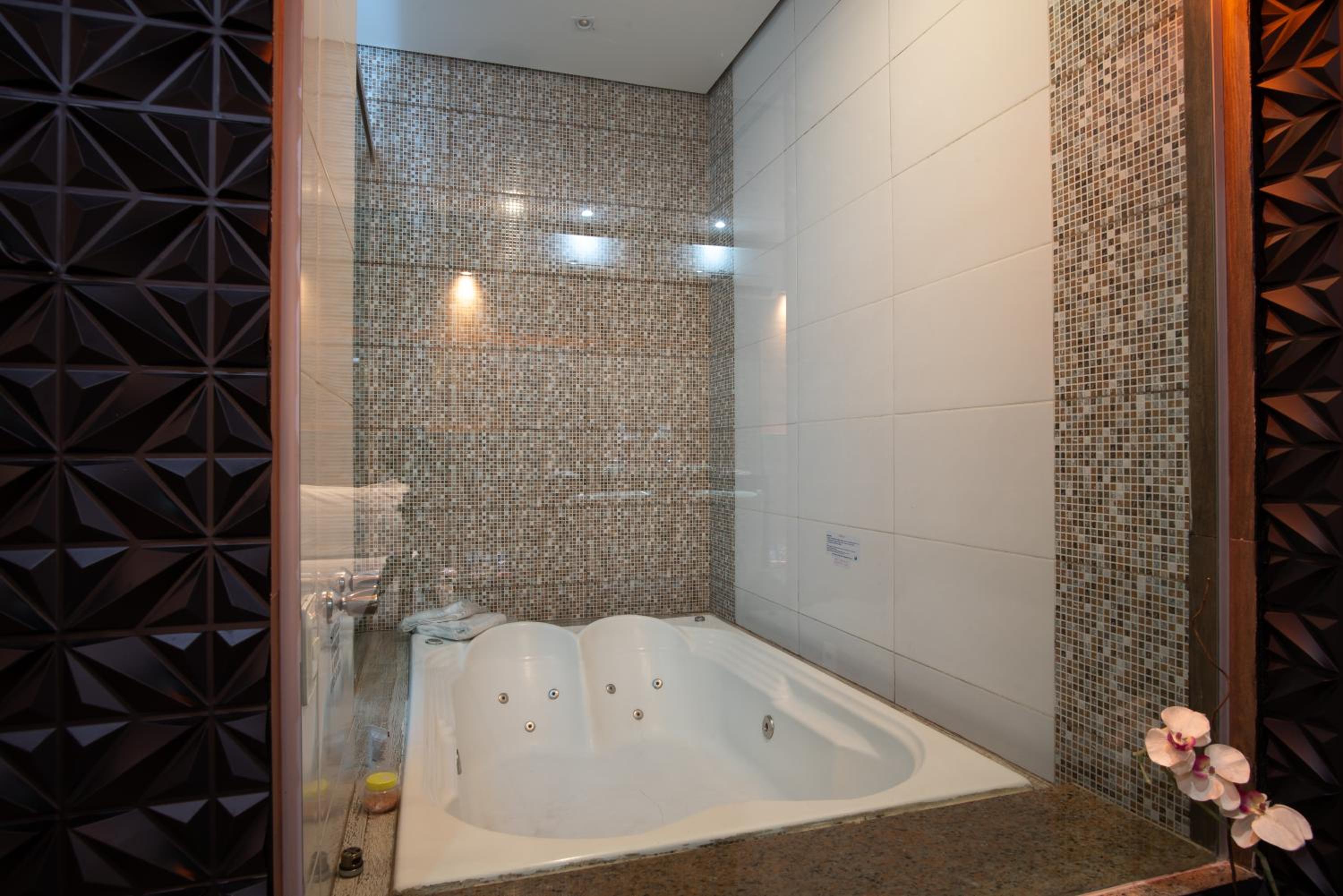 Suite with Hot Tub - Photo 7
