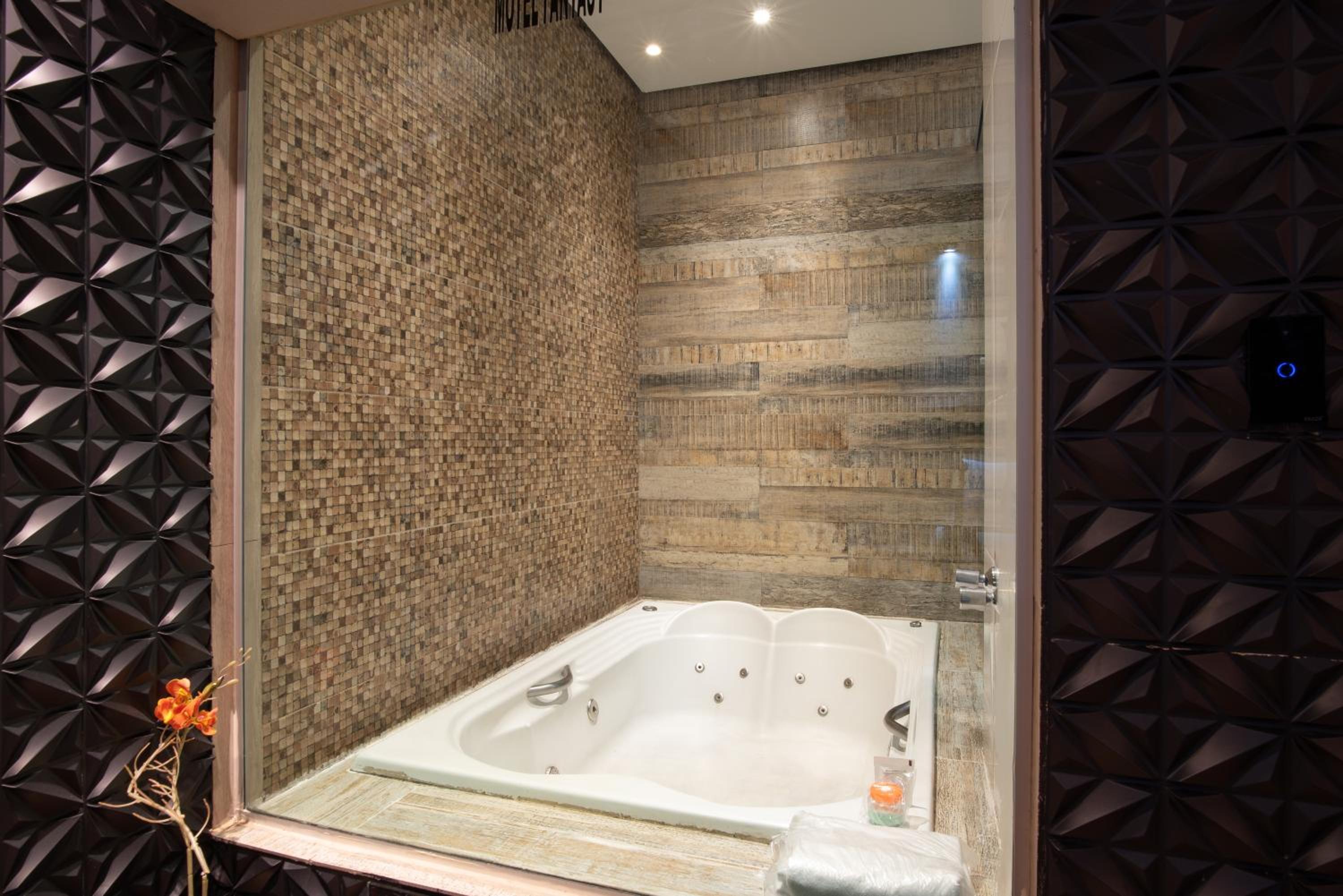 Suite with Hot Tub - Photo 9