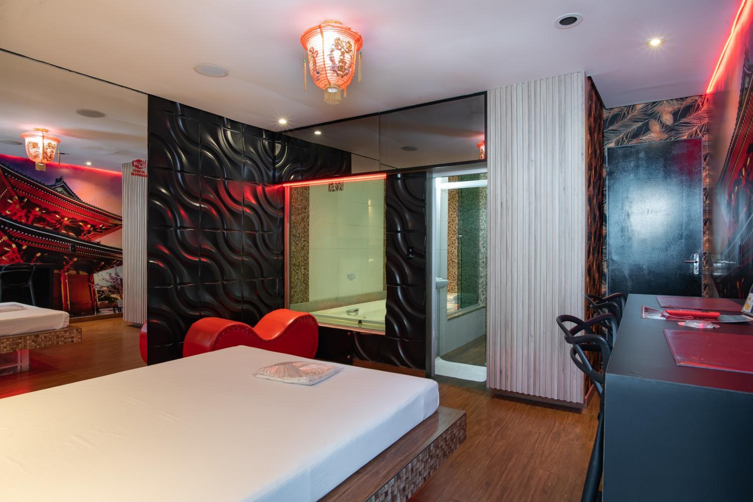 Suite with Hot Tub - Photo 8