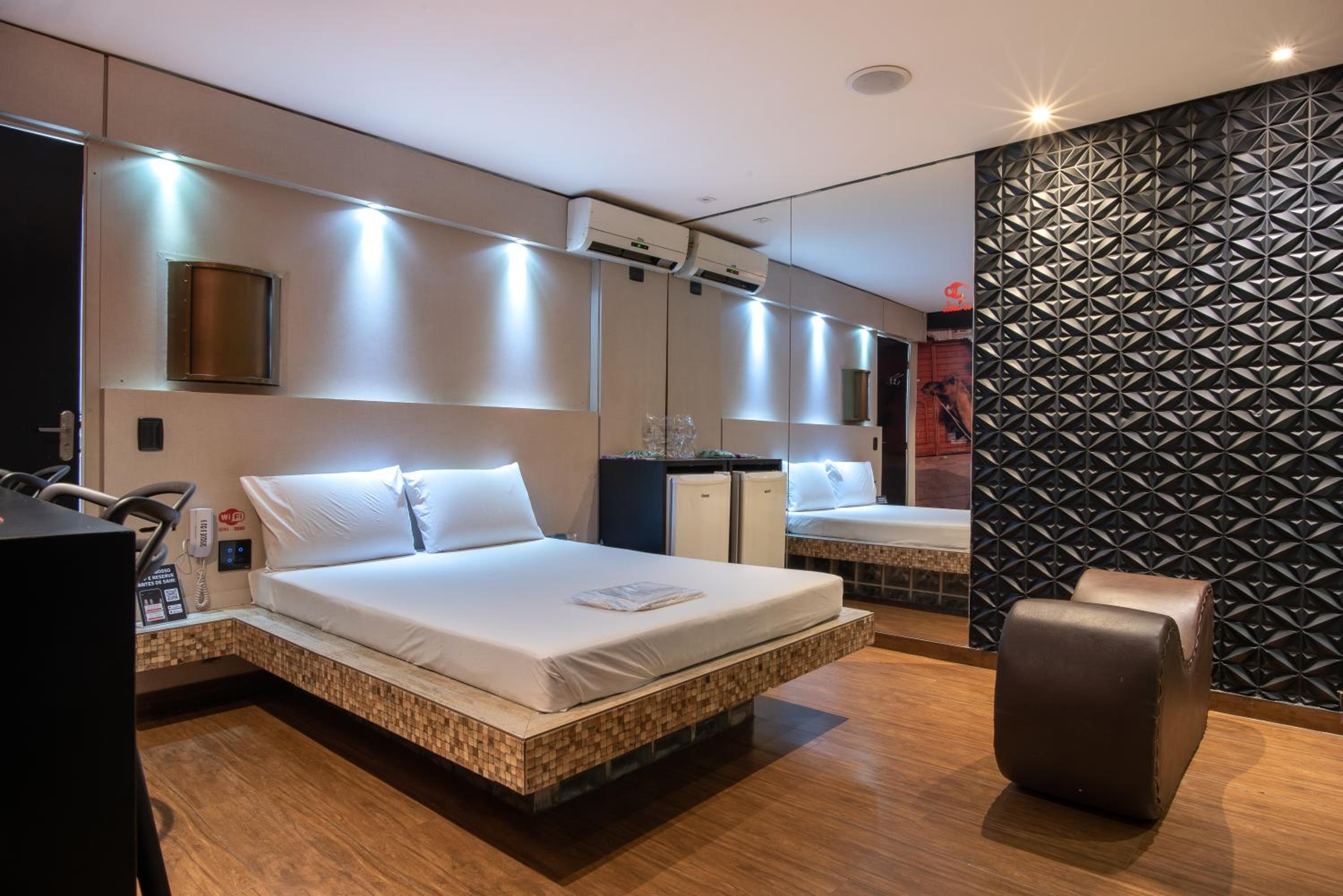 Suite with Hot Tub - Photo 2