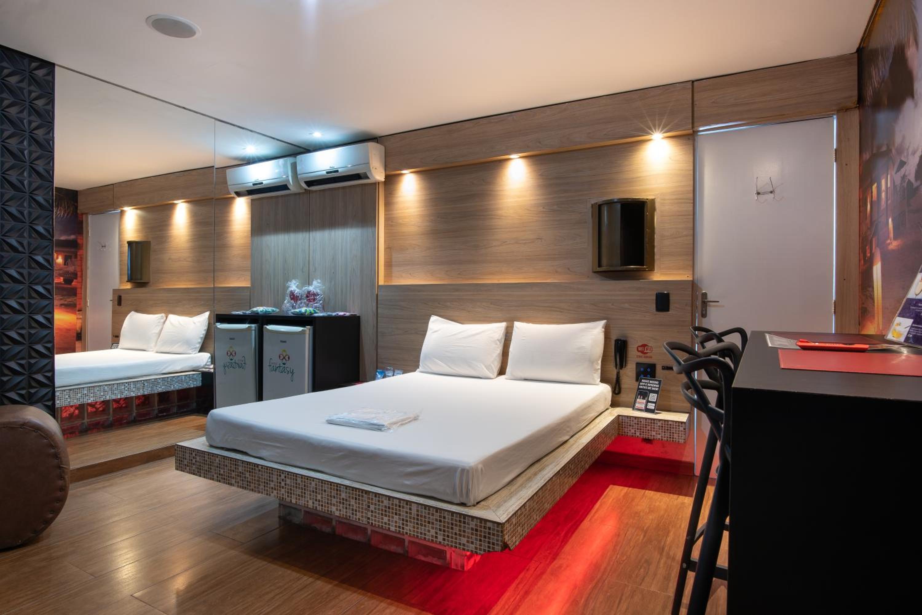 Suite with Hot Tub - Photo 14