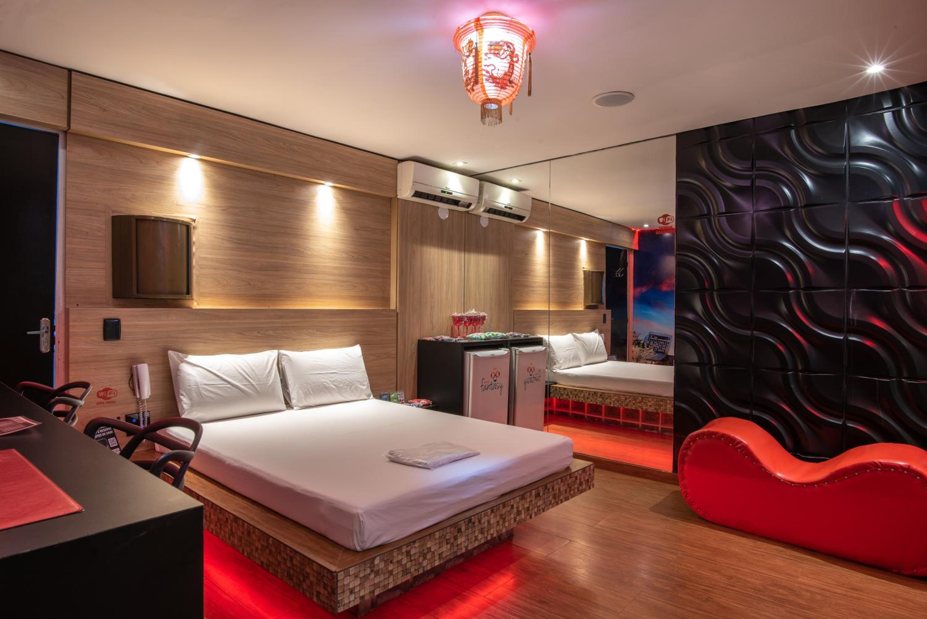 Suite with Hot Tub - Photo 4