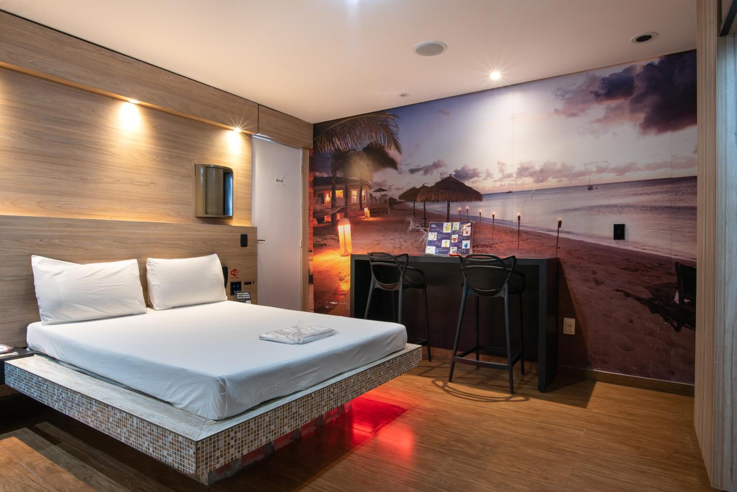 Suite with Hot Tub - Photo 5
