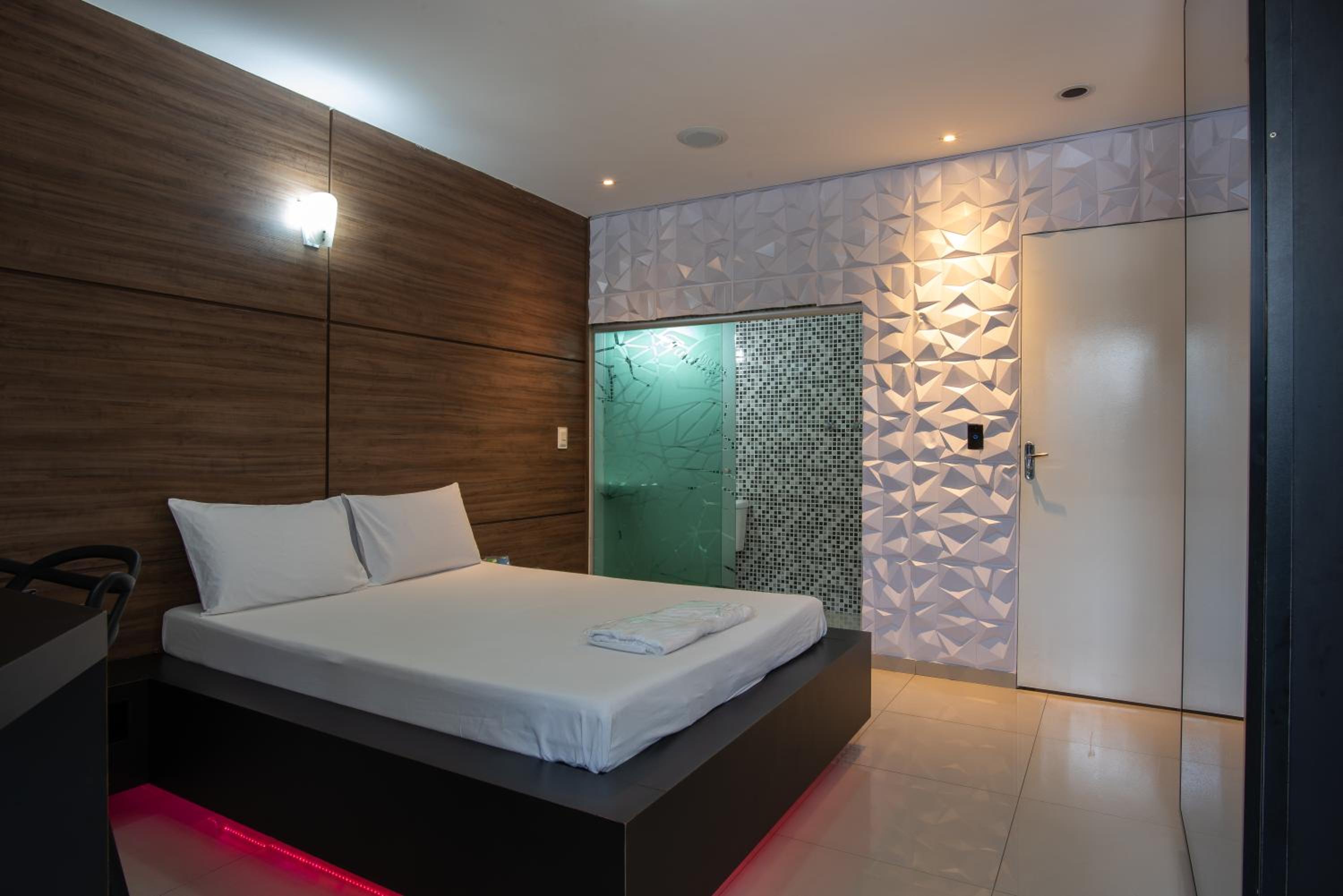 Superior Suite - Photo 10