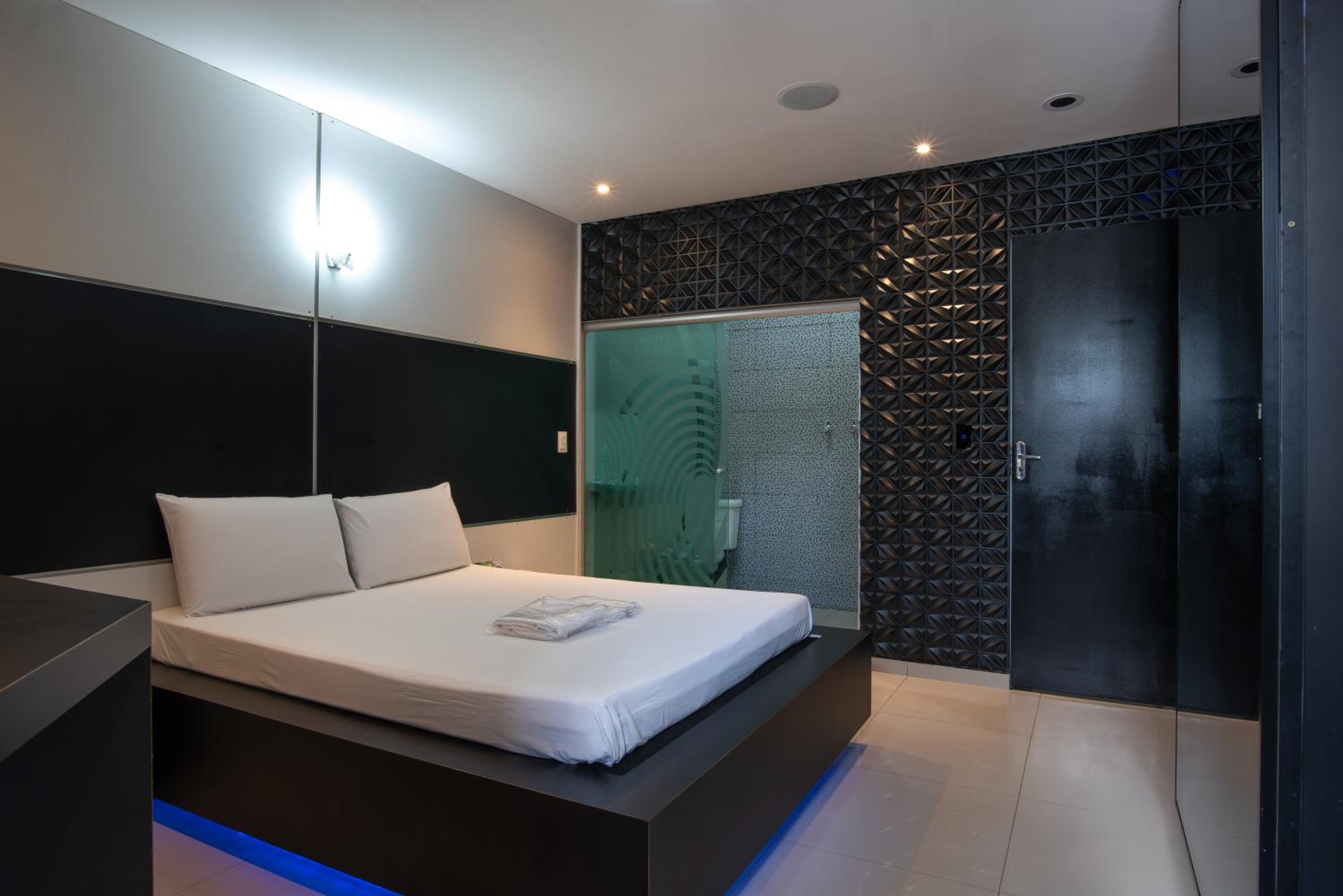 Superior Suite - Photo 9