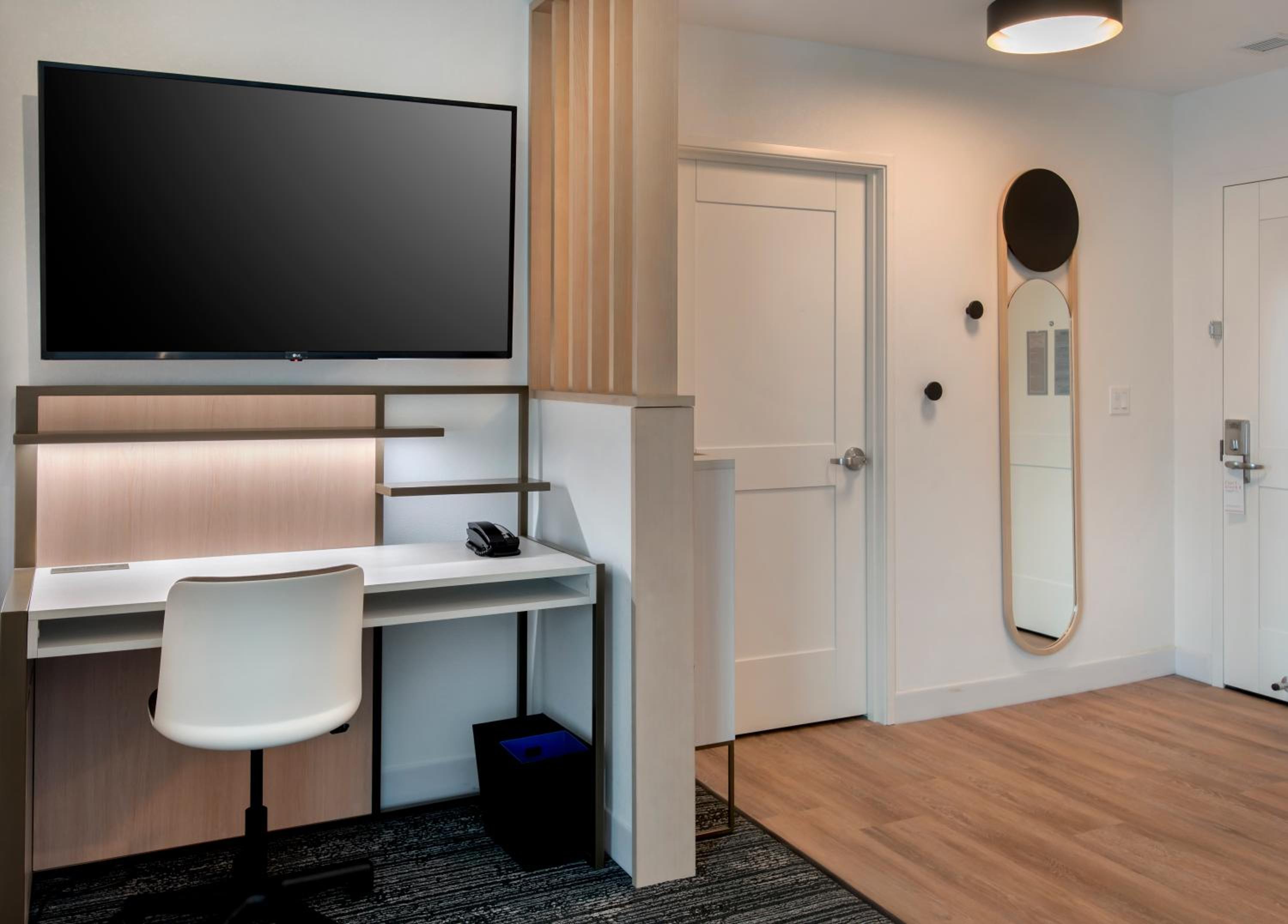 One-Bedroom King Suite with Sofa Bed  - Photo 13