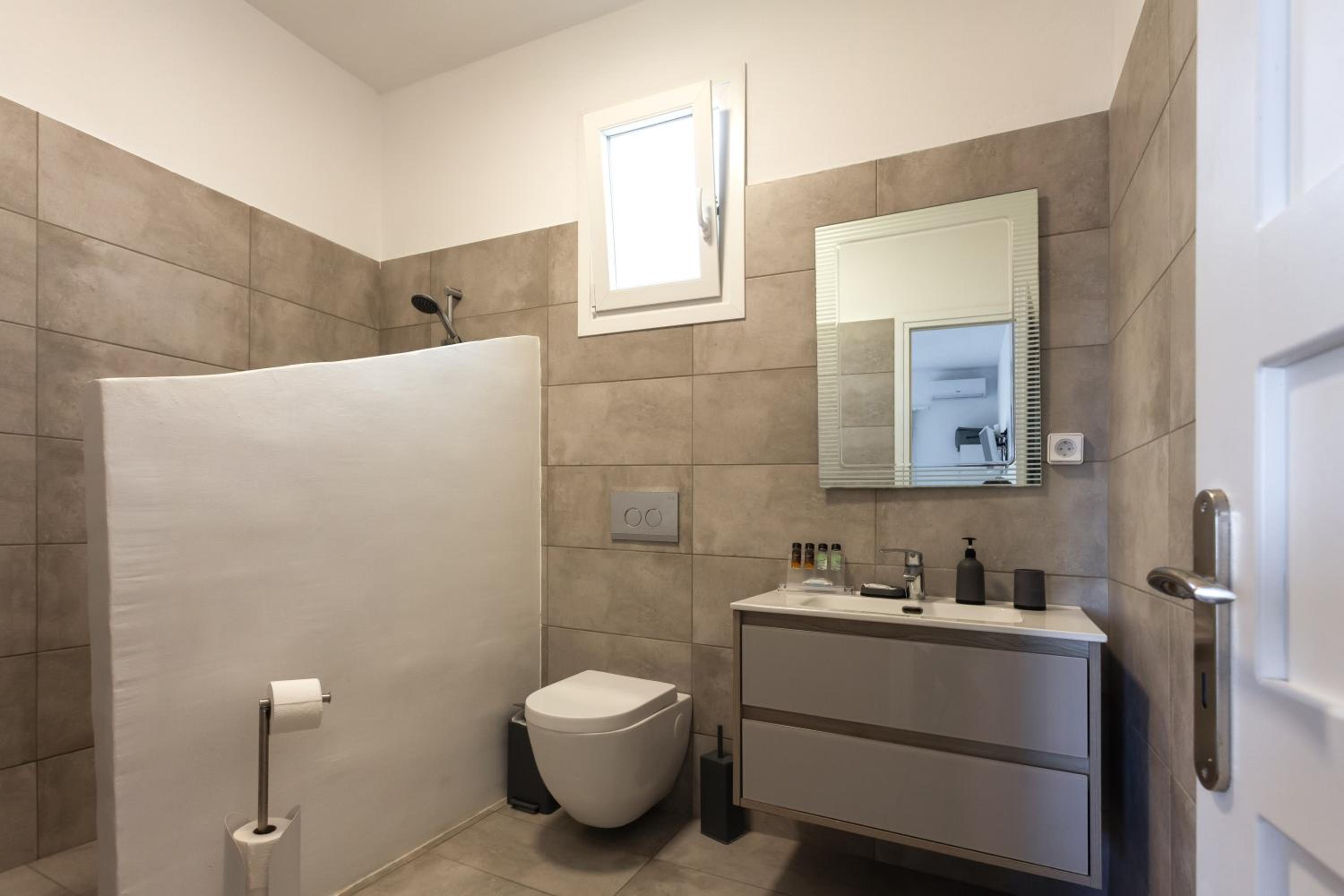 Seaside White Junior Suite - Photo 4