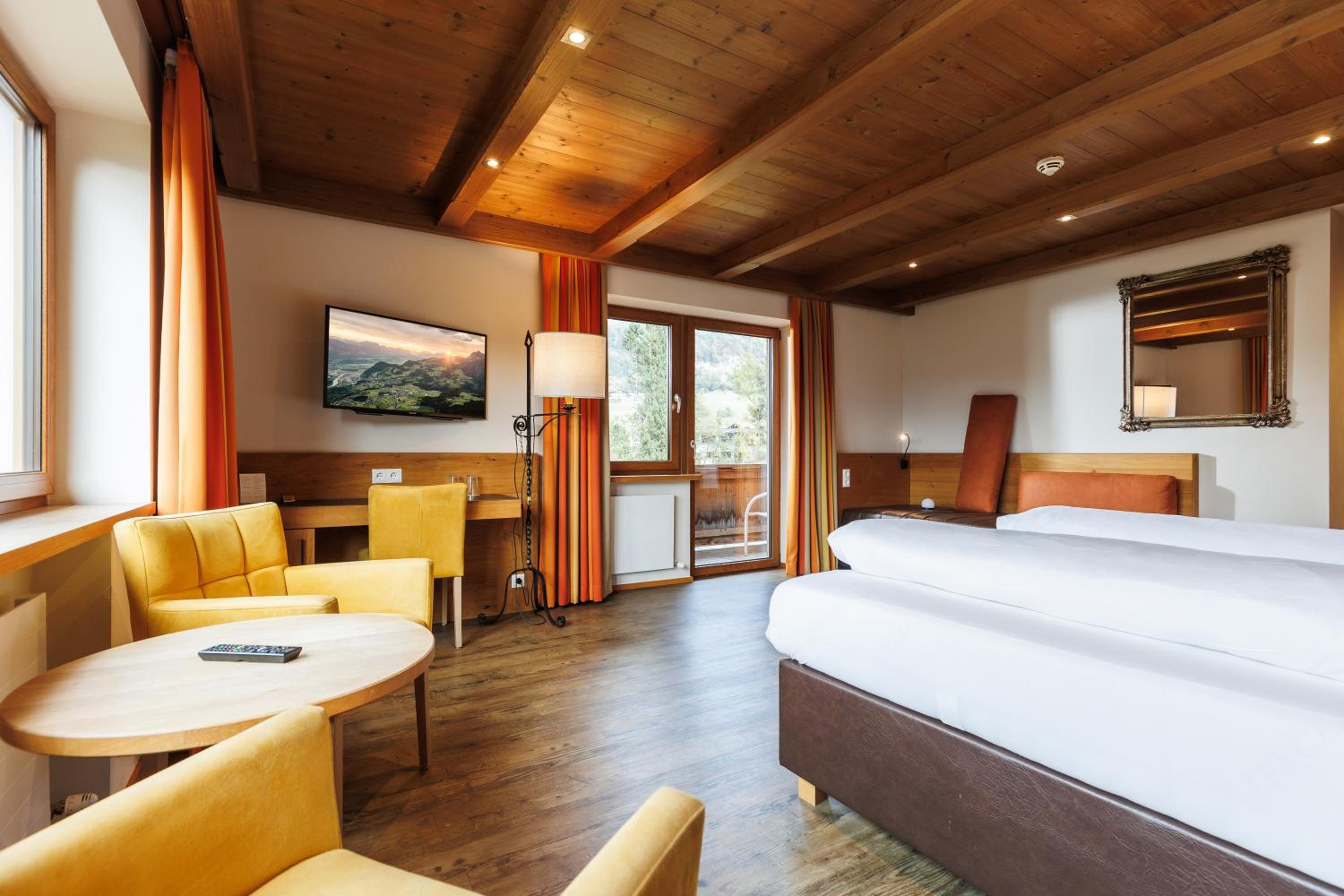 Deluxe Double Room with Balcony photo 3