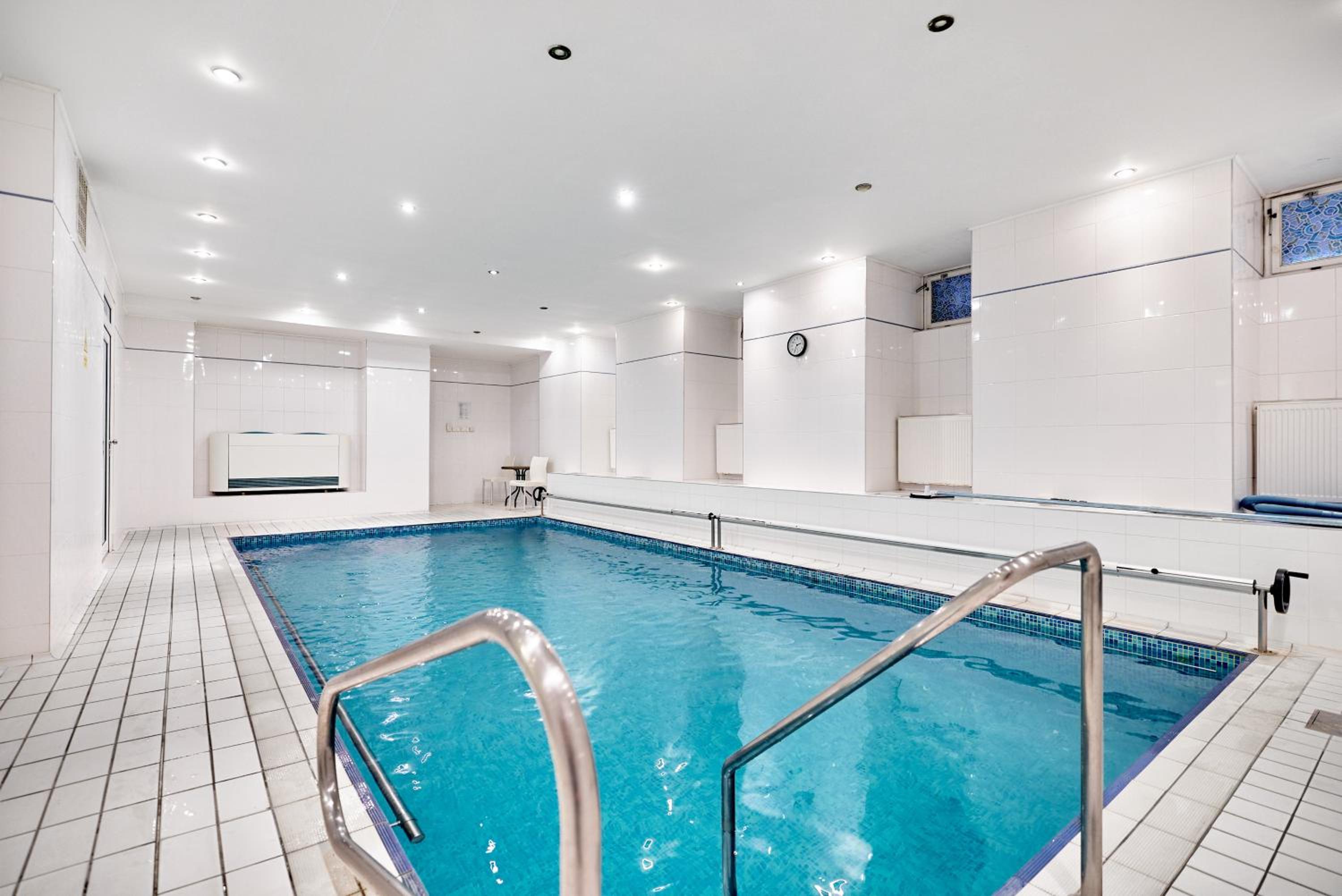 Deluxe Double or Twin Room with Pool Access photo 2