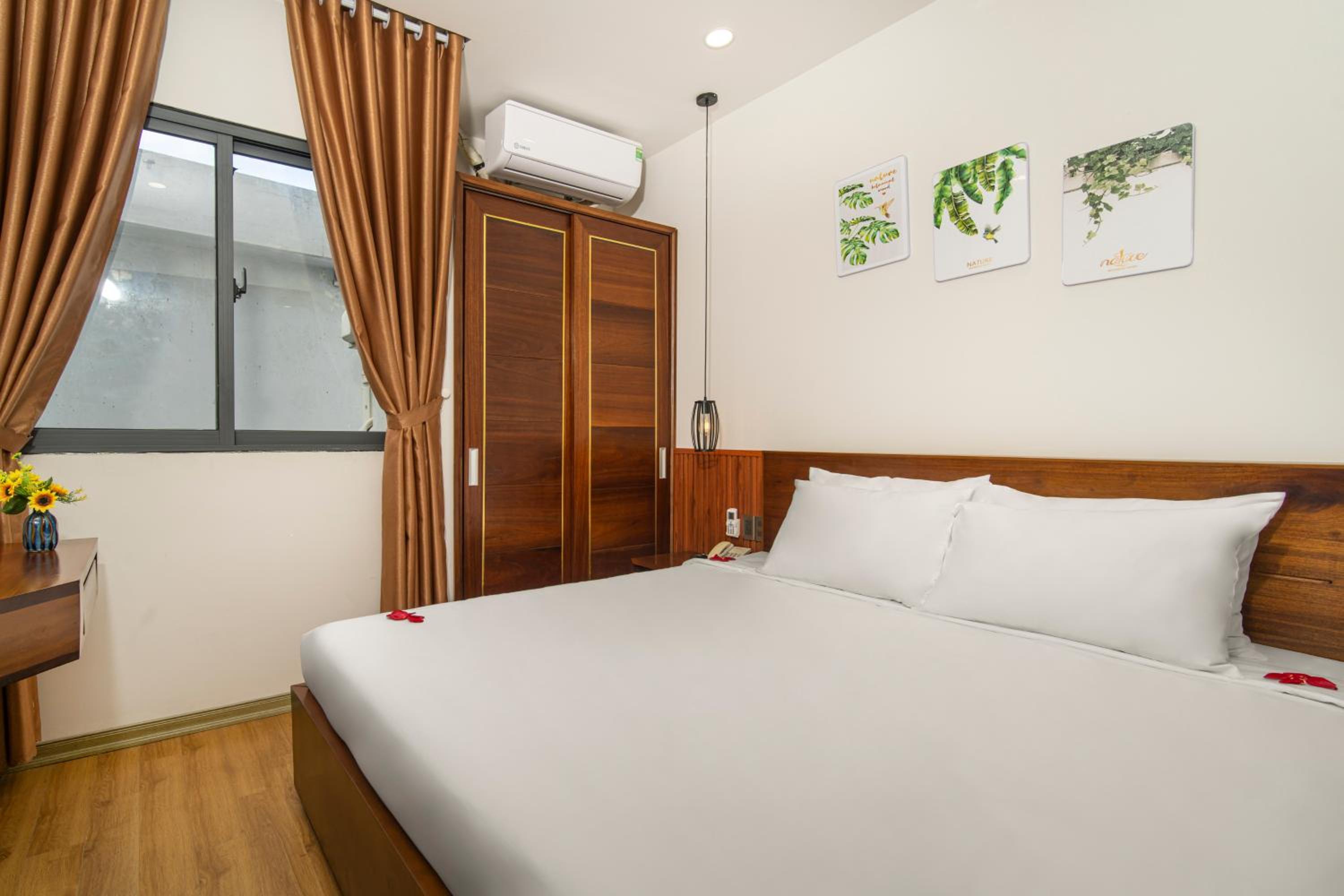 One-Bedroom Apartment - Photo 1