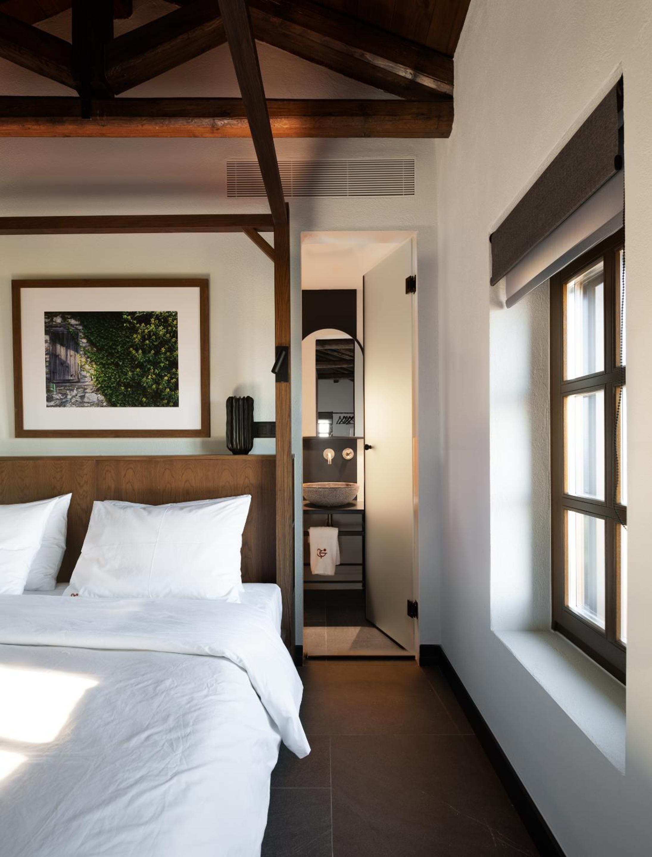 Junior Suite with Outdoor Hot Tub - Mountain & Sea View - Photo 5