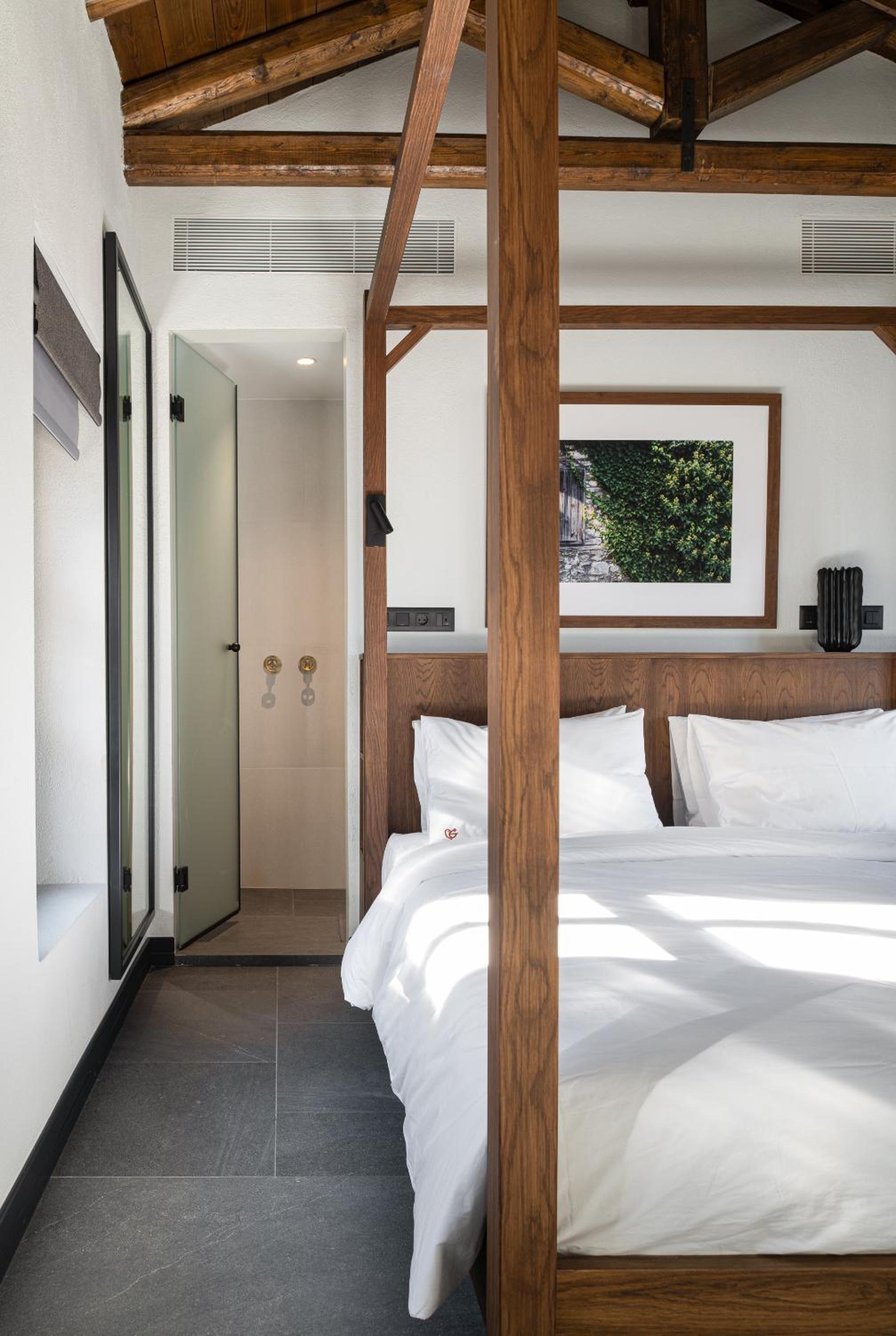 Junior Suite with Outdoor Hot Tub - Mountain & Sea View - Photo 4