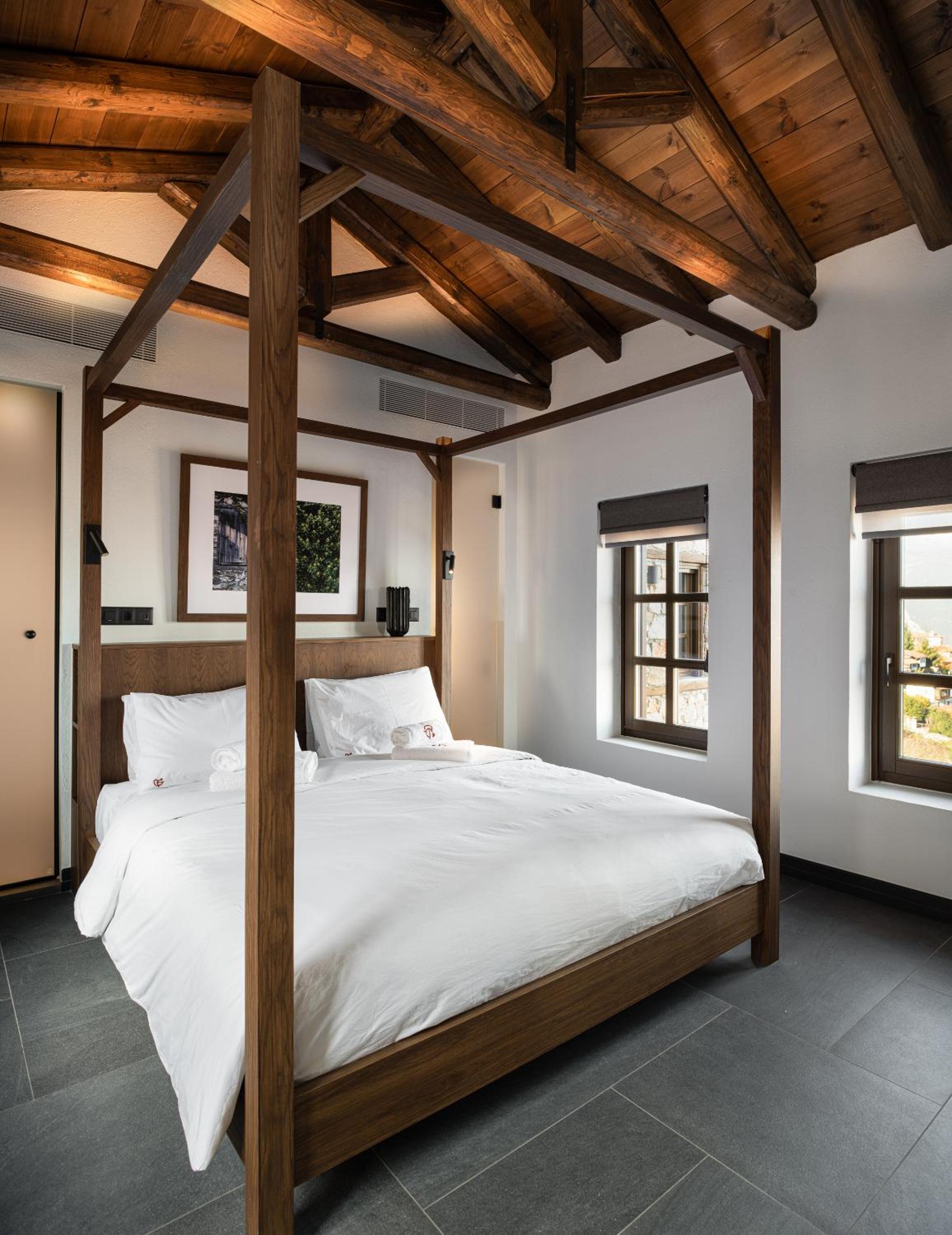 Junior Suite with Outdoor Hot Tub - Mountain & Sea View - Photo 13