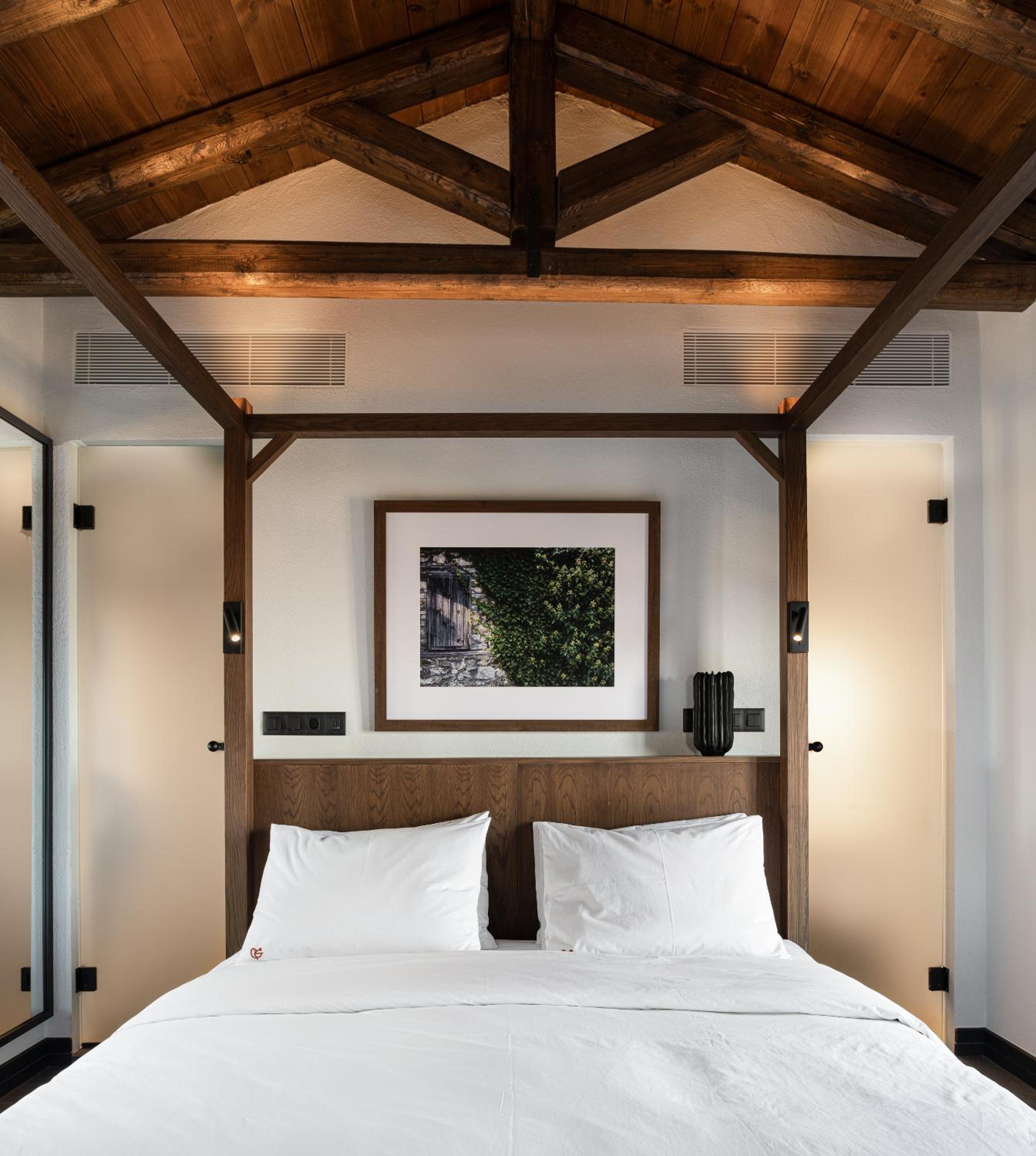 Junior Suite with Outdoor Hot Tub - Mountain & Sea View - Photo 11