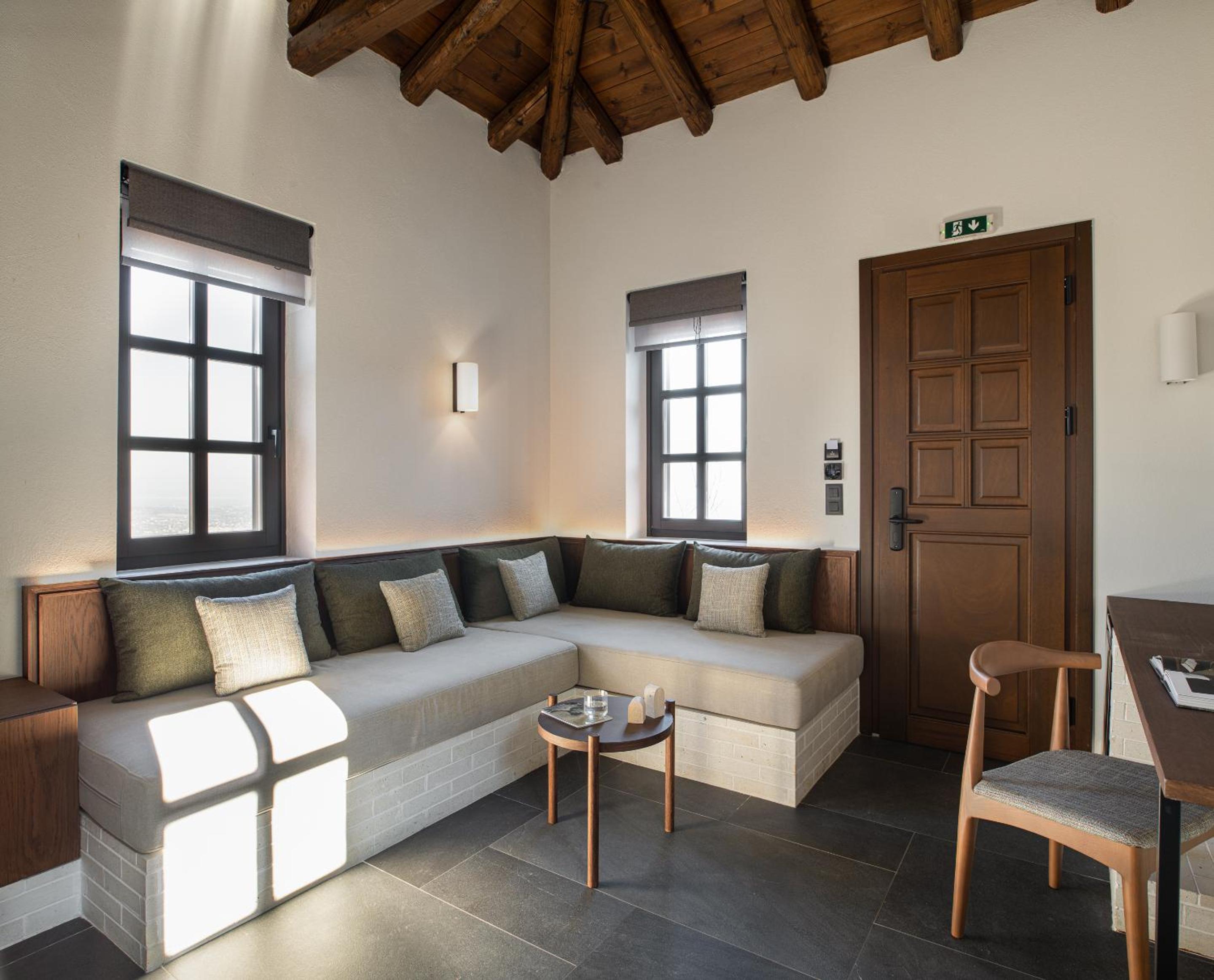 Junior Suite with Outdoor Hot Tub - Mountain & Sea View - Photo 14