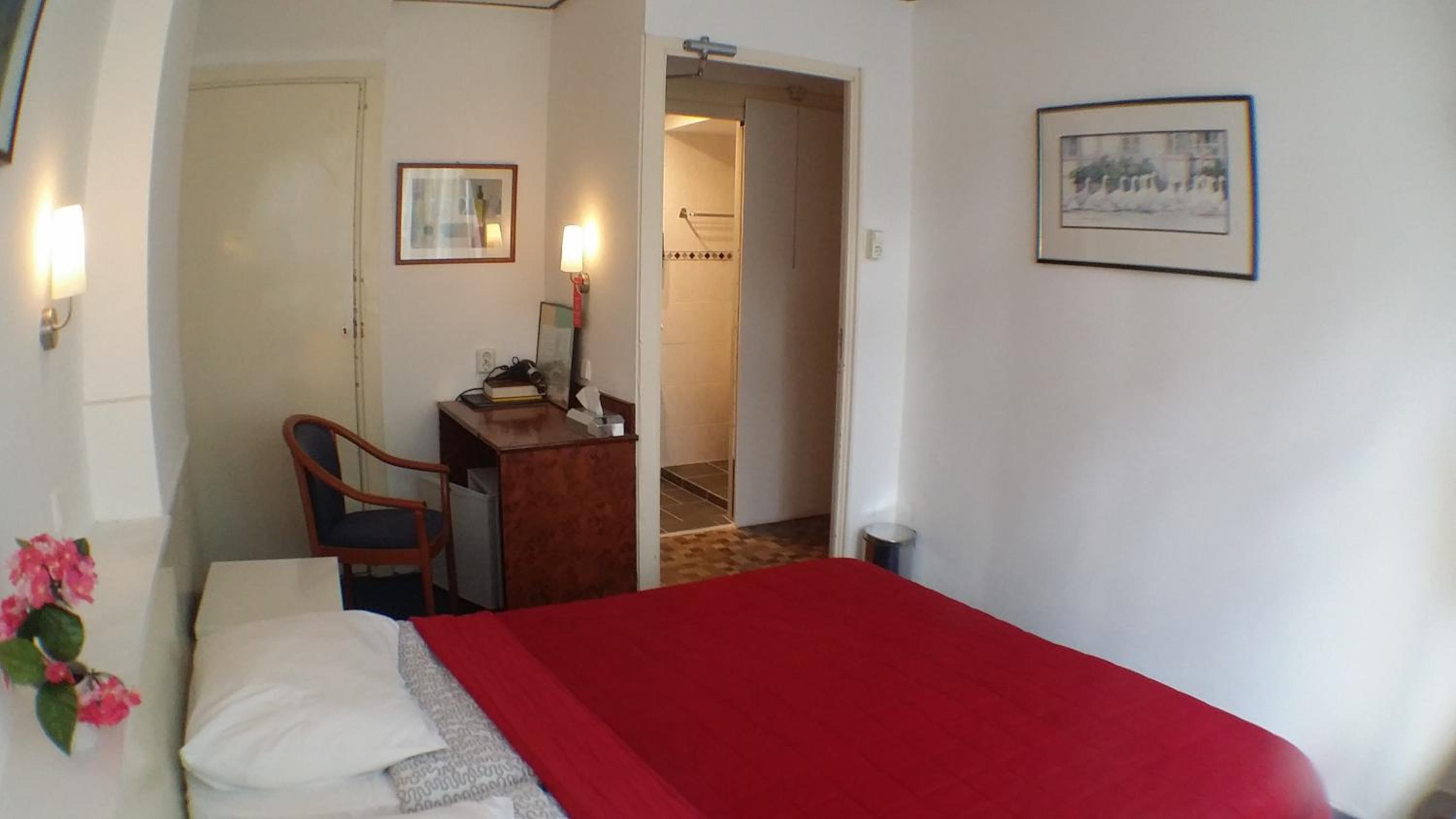 Standard Twin Room - Photo 8