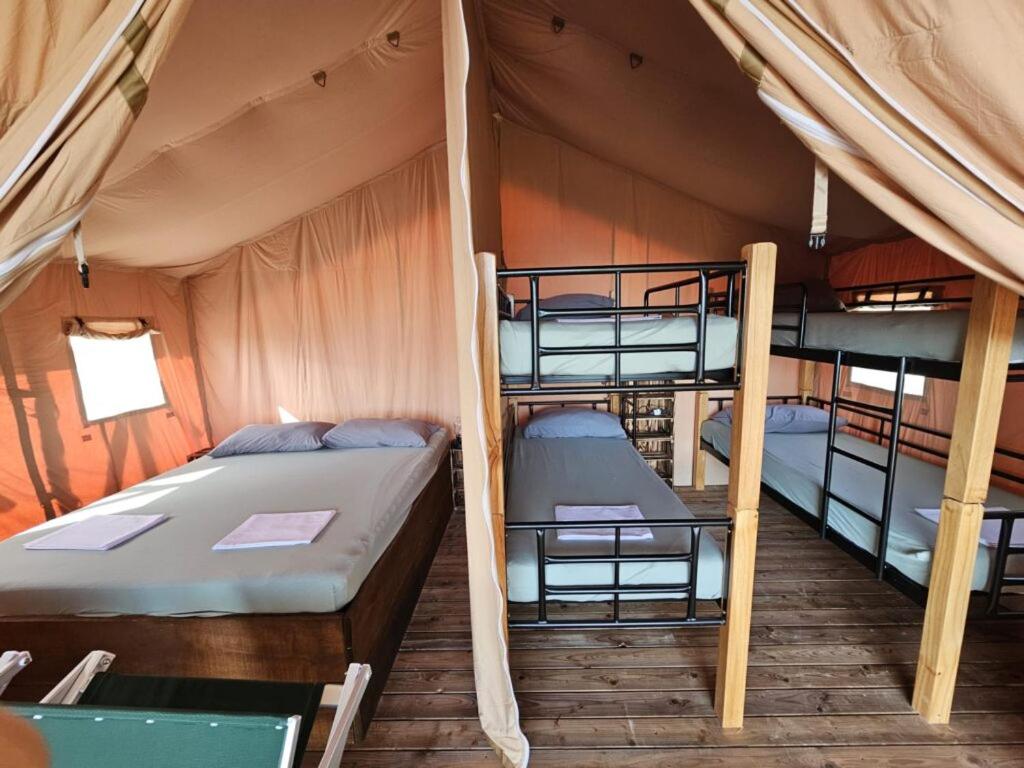 Tent 2 photo 1