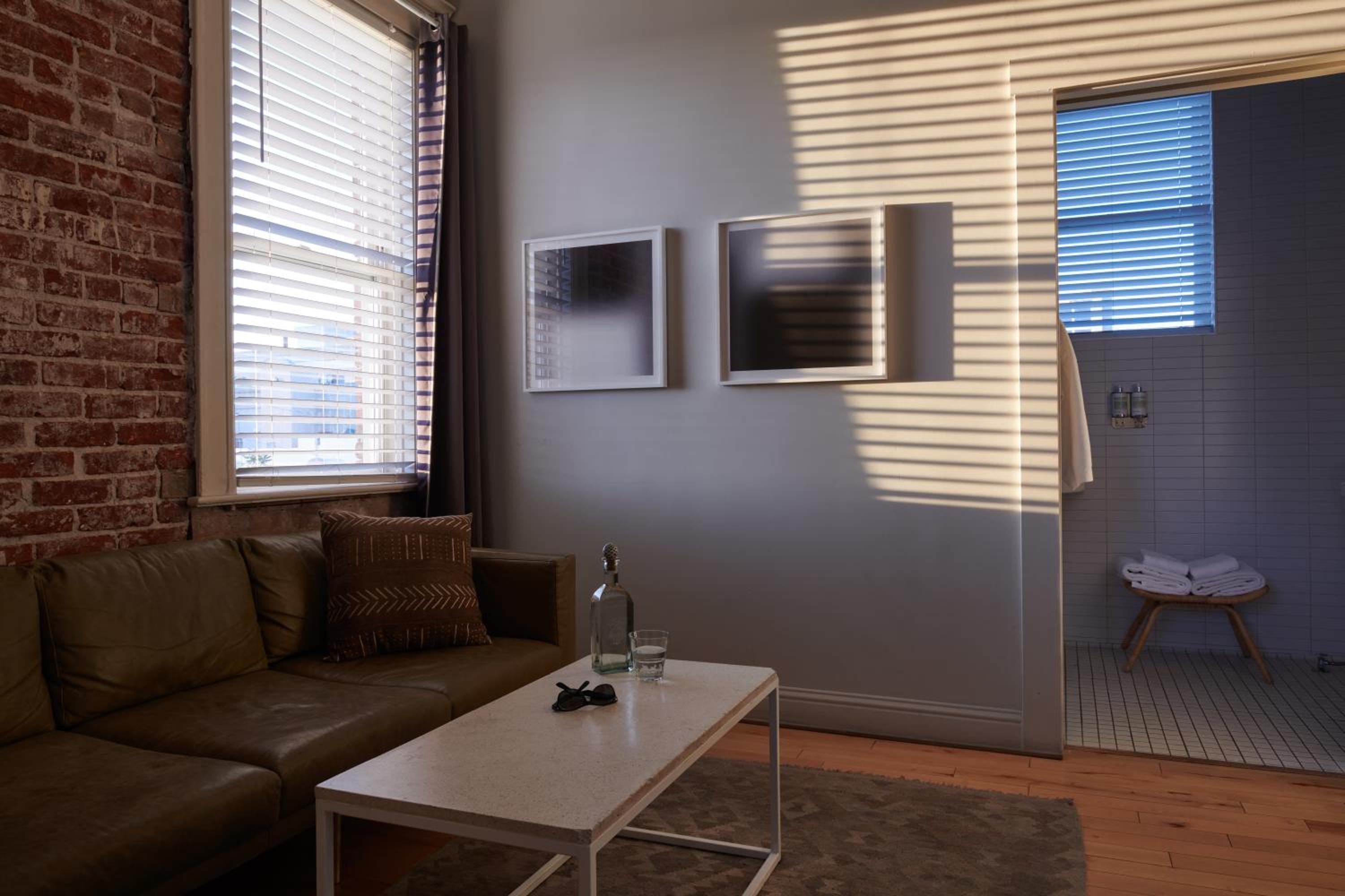 Deluxe Queen Suite - Photo 5