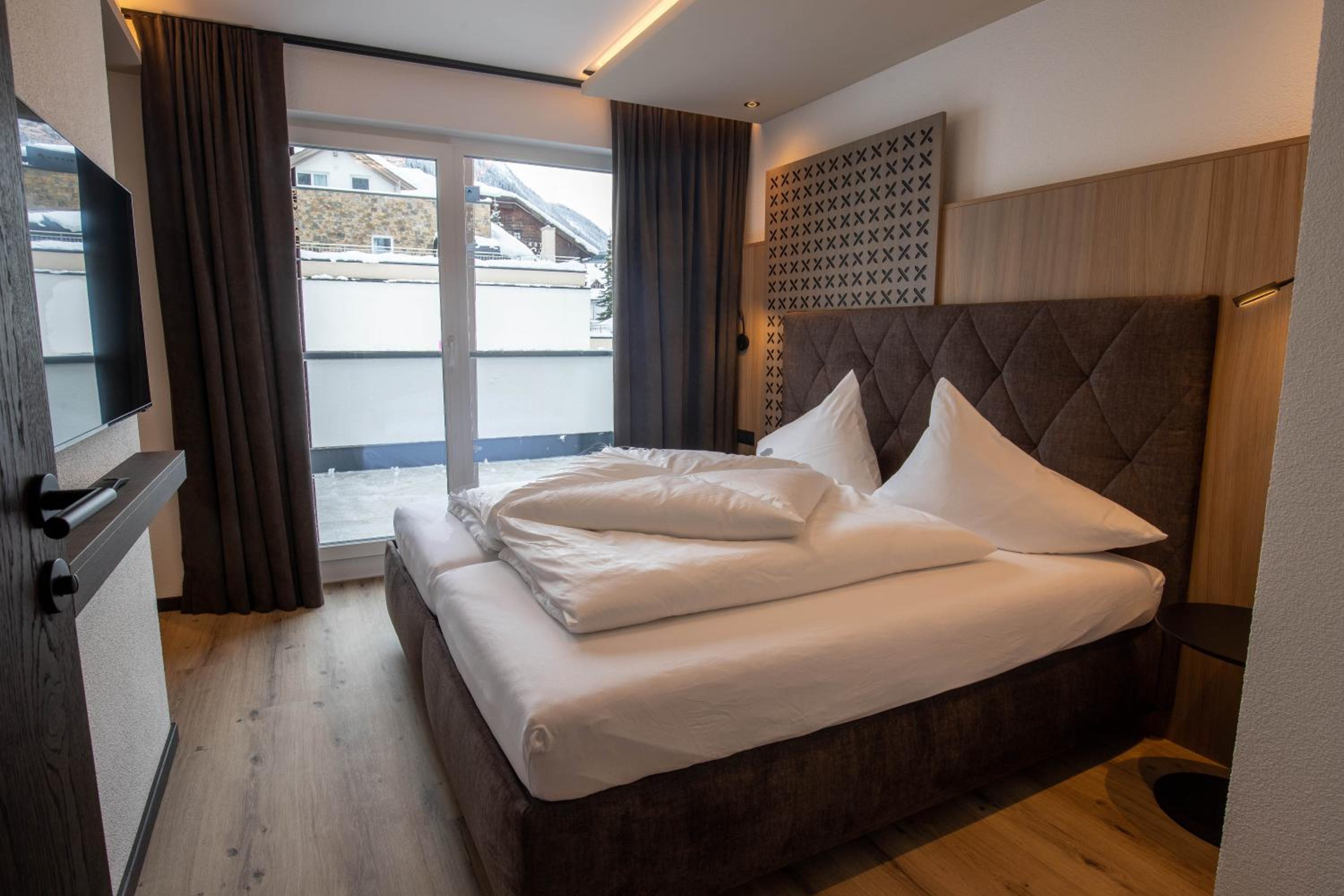 Three-Bedroom Apartment with Balcony photo 2